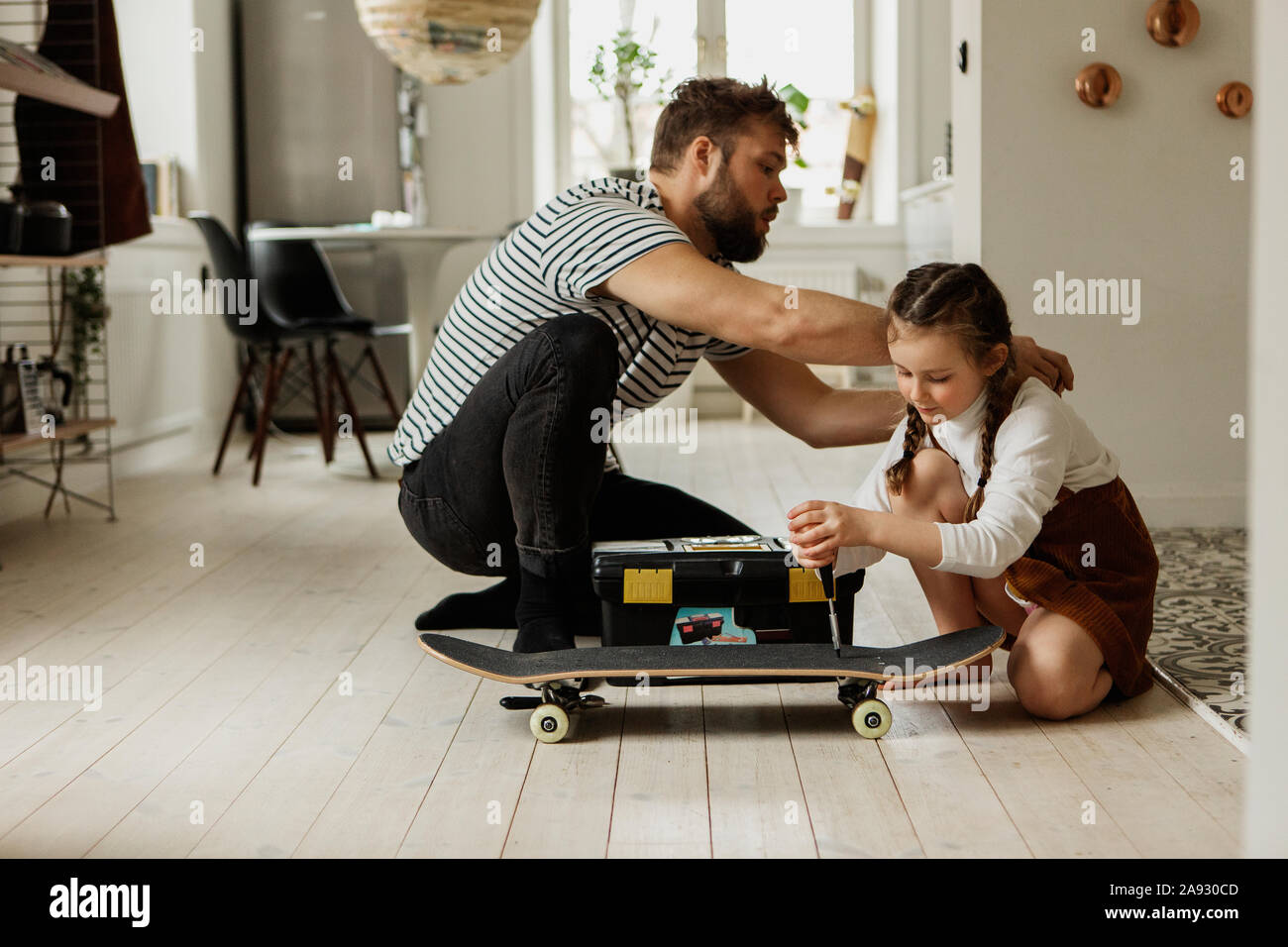 Vater mit Tochter Instandsetzung skateboard Stockfoto
