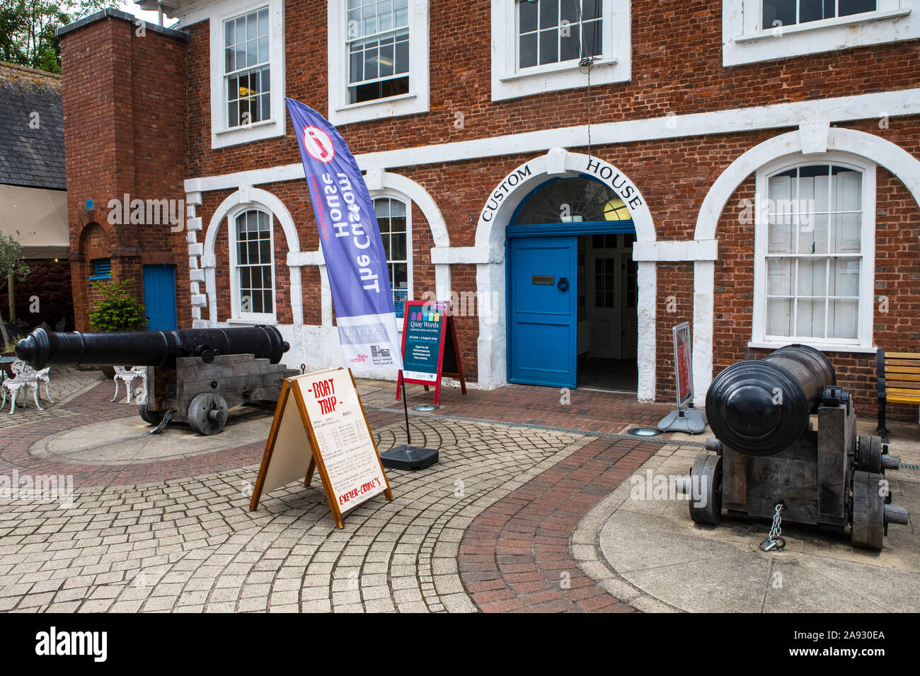 Das Äußere des Custom House in der Stadt Exeter in Devon, Großbritannien. Das Gebäude, auf der Exeter Quay gelegen, wurde im frühen 17. Jahrhundert gebaut. Stockfoto