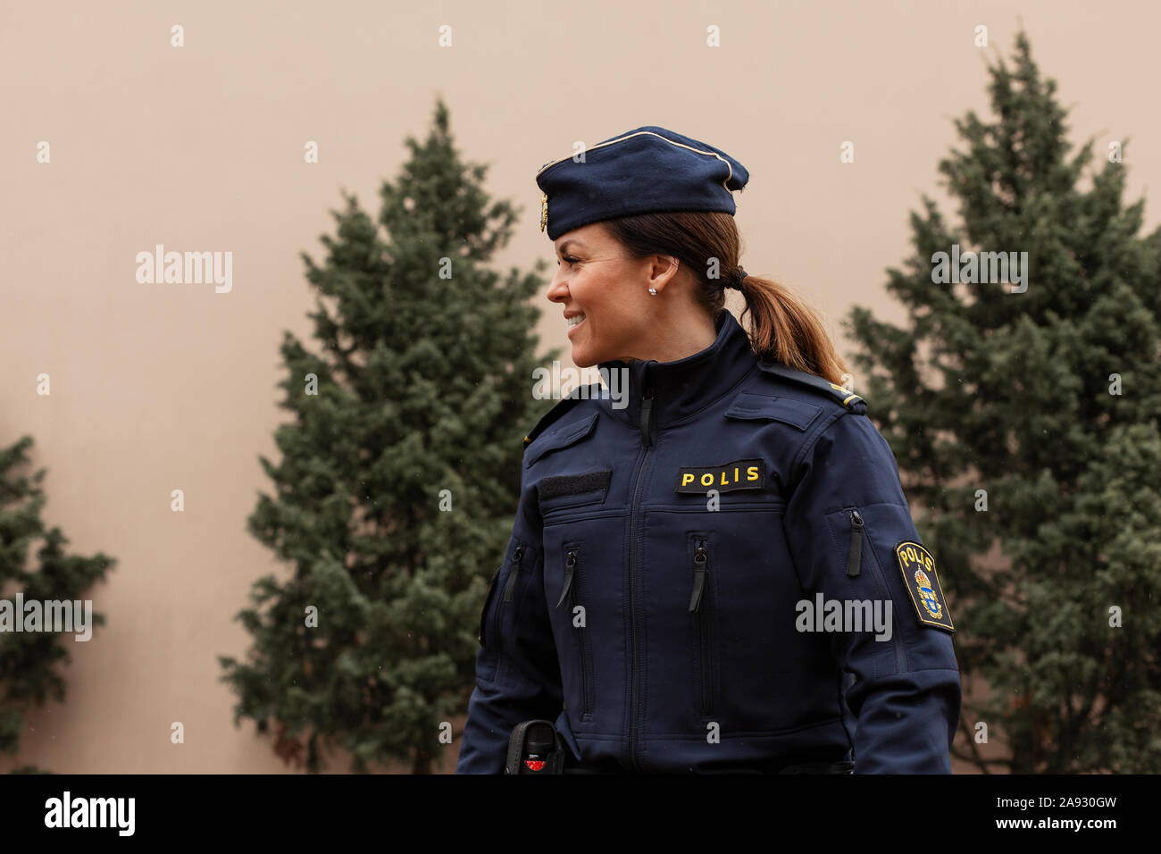 Polizei Frau weg suchen Stockfoto