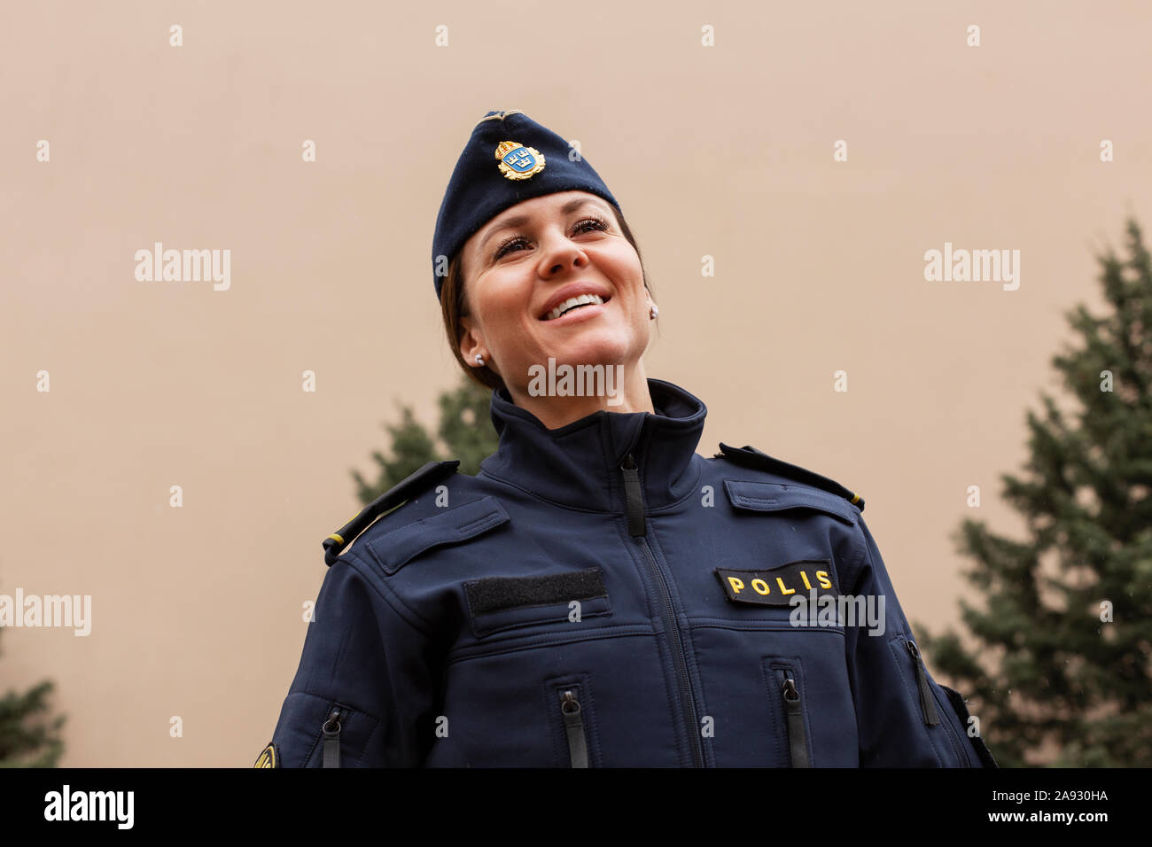 Polizei Frau weg suchen Stockfoto