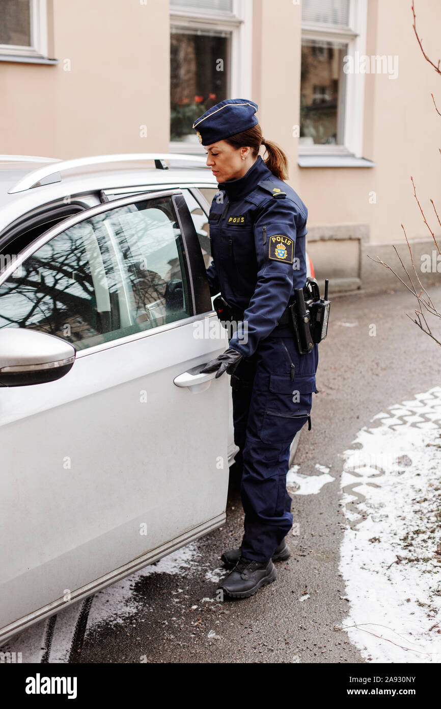 Polizei Frau öffnung Auto Stockfoto