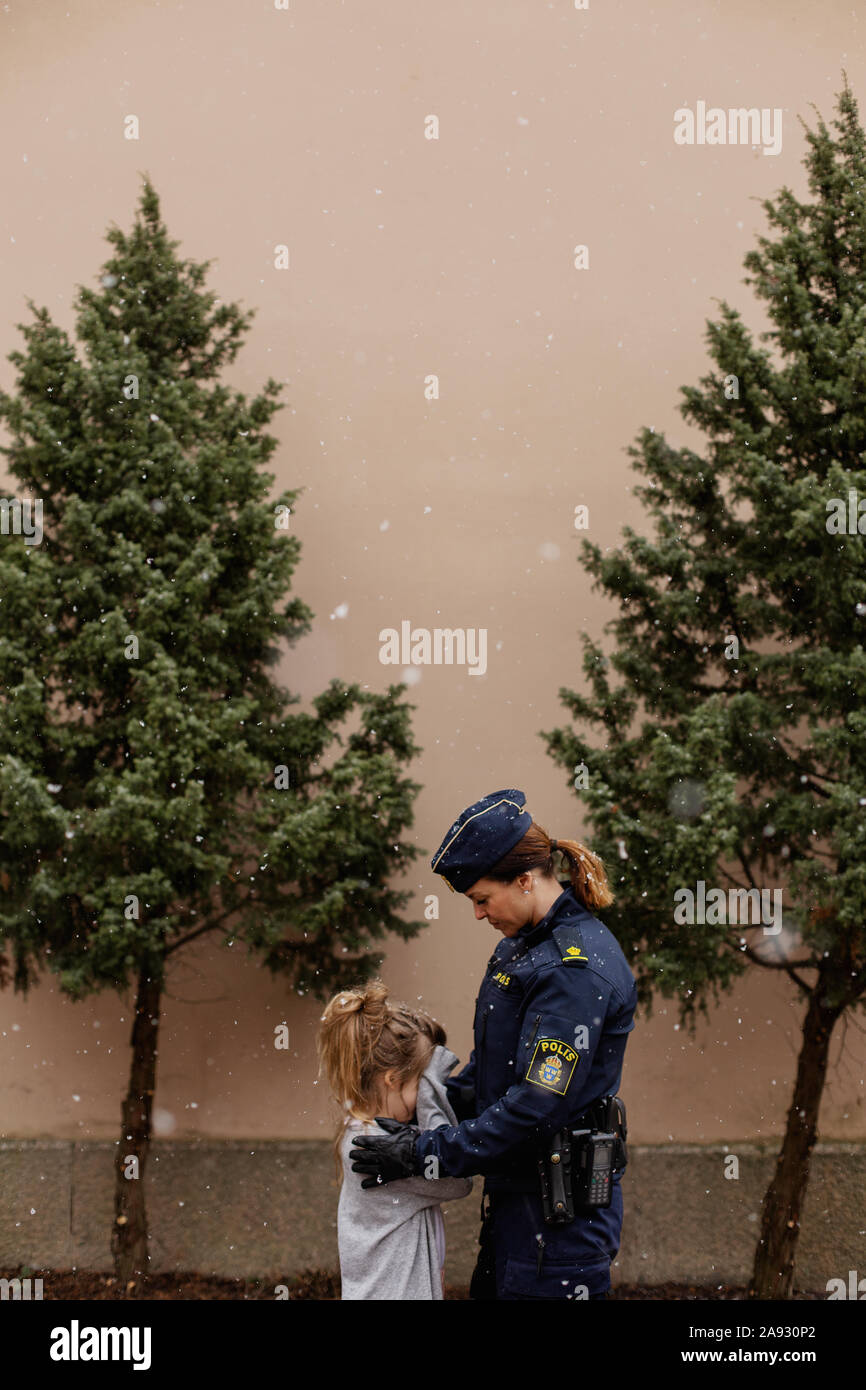 Polizei Frau mit Tochter Stockfoto