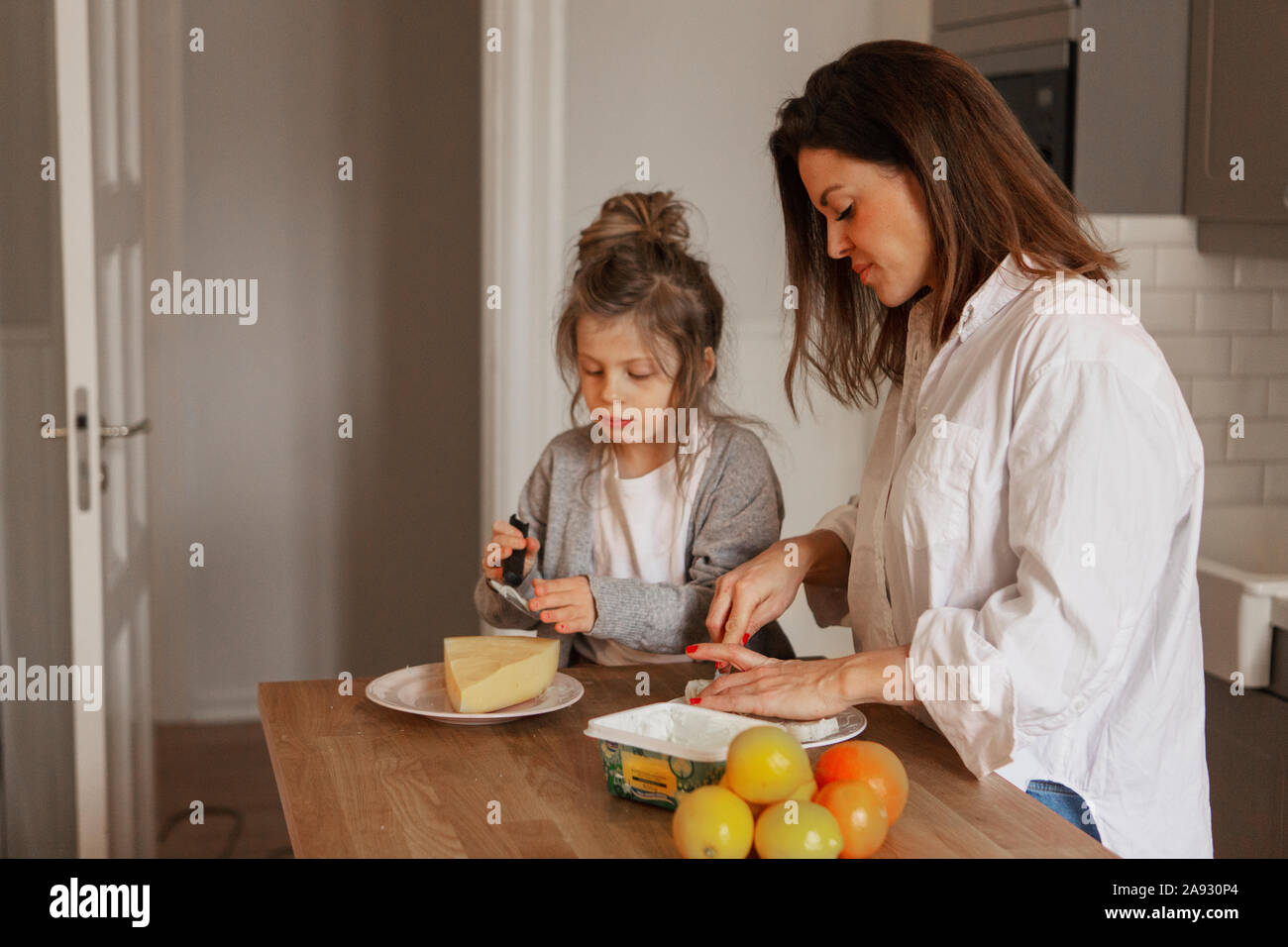 Mutter und Tochter, die Zubereitung von Speisen Stockfoto