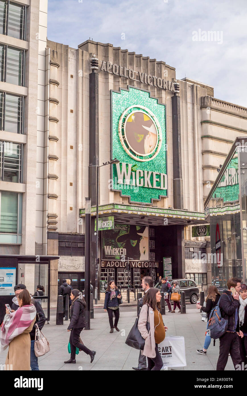 Blick auf das West End Apollo Victoria Theatre, London (gegenüber vom Bahnhof Victoria Station) Werbung Hit der musikalischen Produktion Gottlosen. Stockfoto