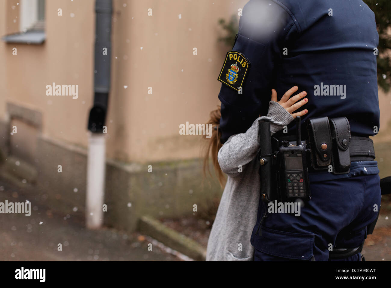 Police Woman hugging Tochter Stockfoto