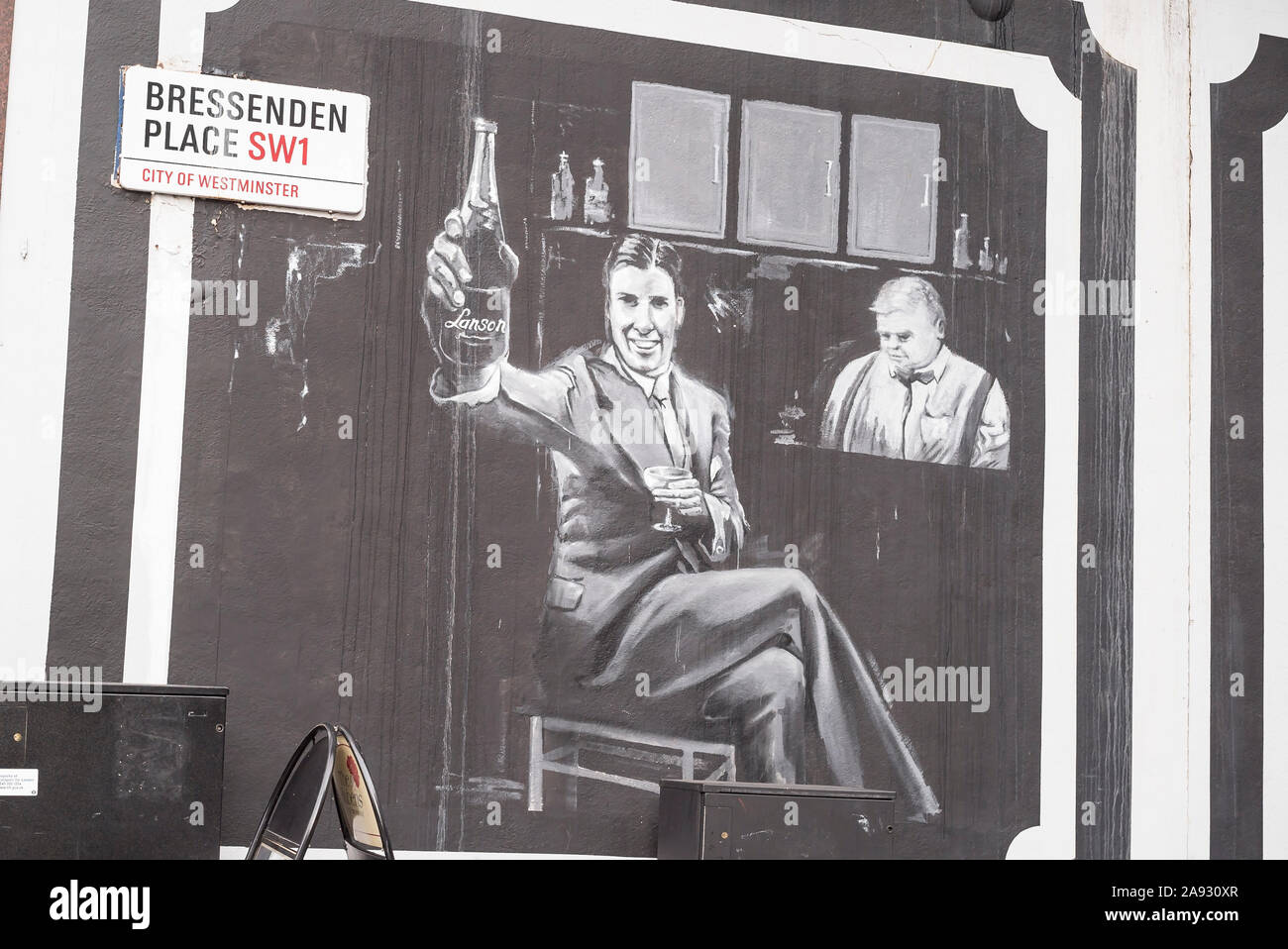 Straßenwerbung Lanson Champagne, Außenwand Gebäude in Bressenden Place, City of Westminster London SW1 UK. Leben des Luxus. Leben in hohem Leben. Stockfoto