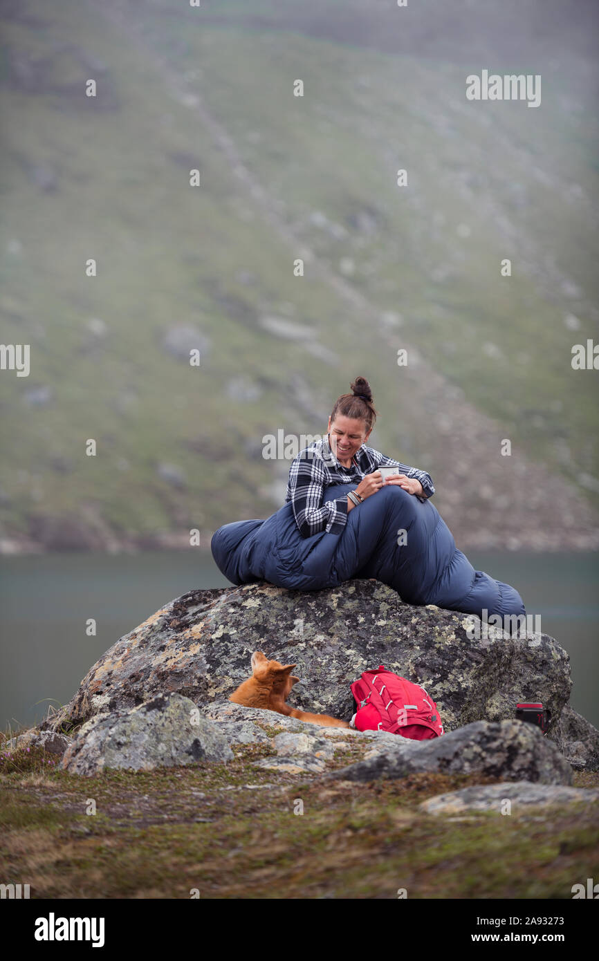 Frau im Schlafsack am See Stockfoto