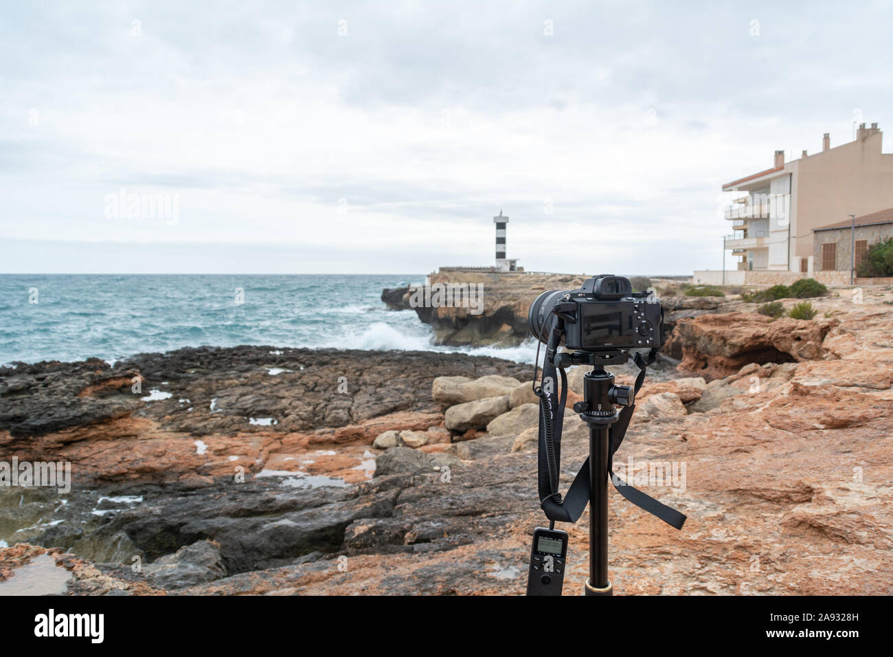 Colonia de Sant Jordi, Mallorca/Spanien - Dezember 24, 2018: Sony a7rII Kamera auf einem Stativ und einem intervalometer verbunden, arrangiert zu Zeitraffer. Stockfoto