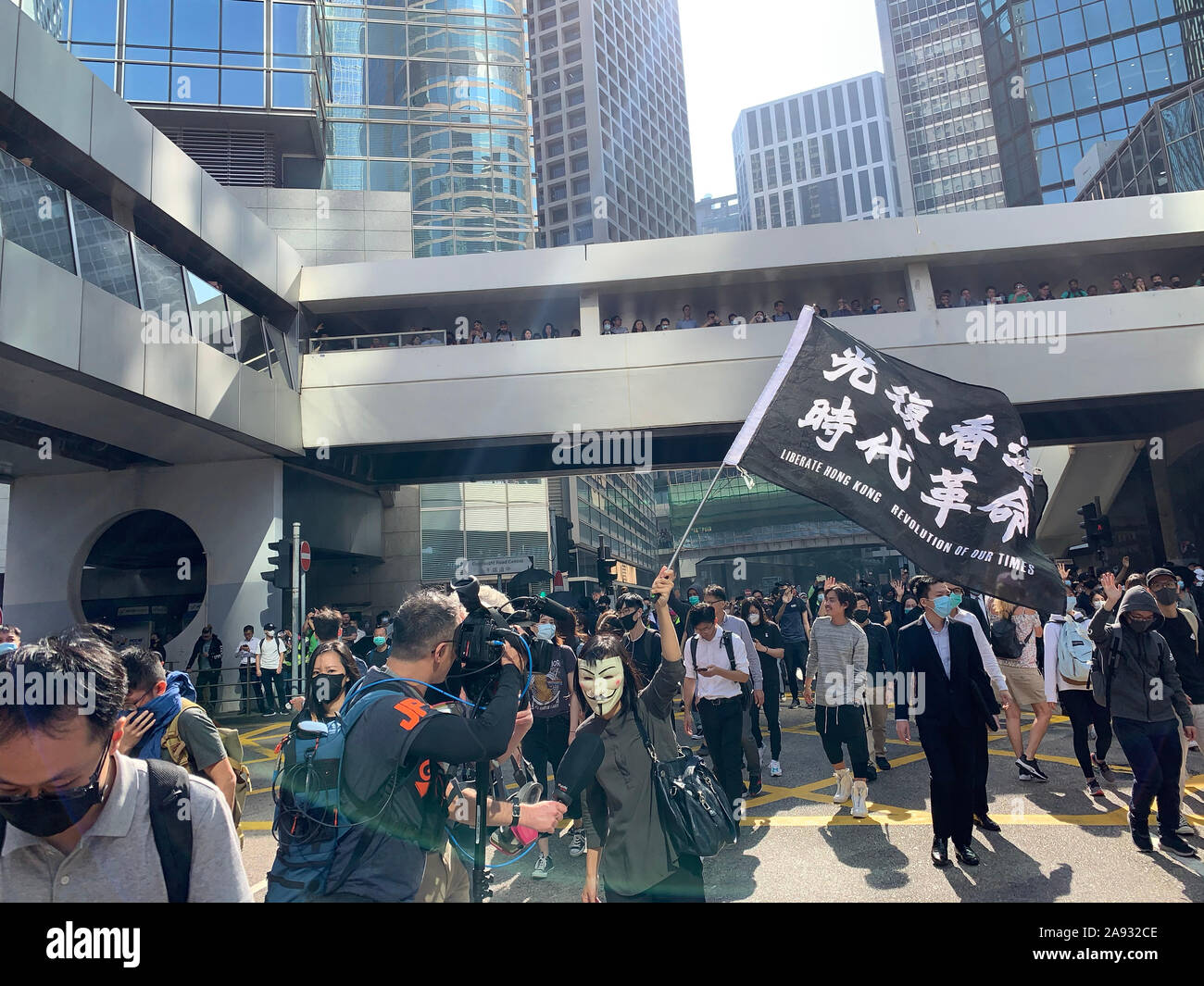 Zentrale/Hongkong - 11. November 2019: Der demonstrant halten Sie die Fahne' befreien, Hongkong, die Revolution unserer Zeit" im Zentrum. Nach der Maske Gesetz gestartet wurde, wird der Proteste ist nie zu Ende gehen. Stockfoto