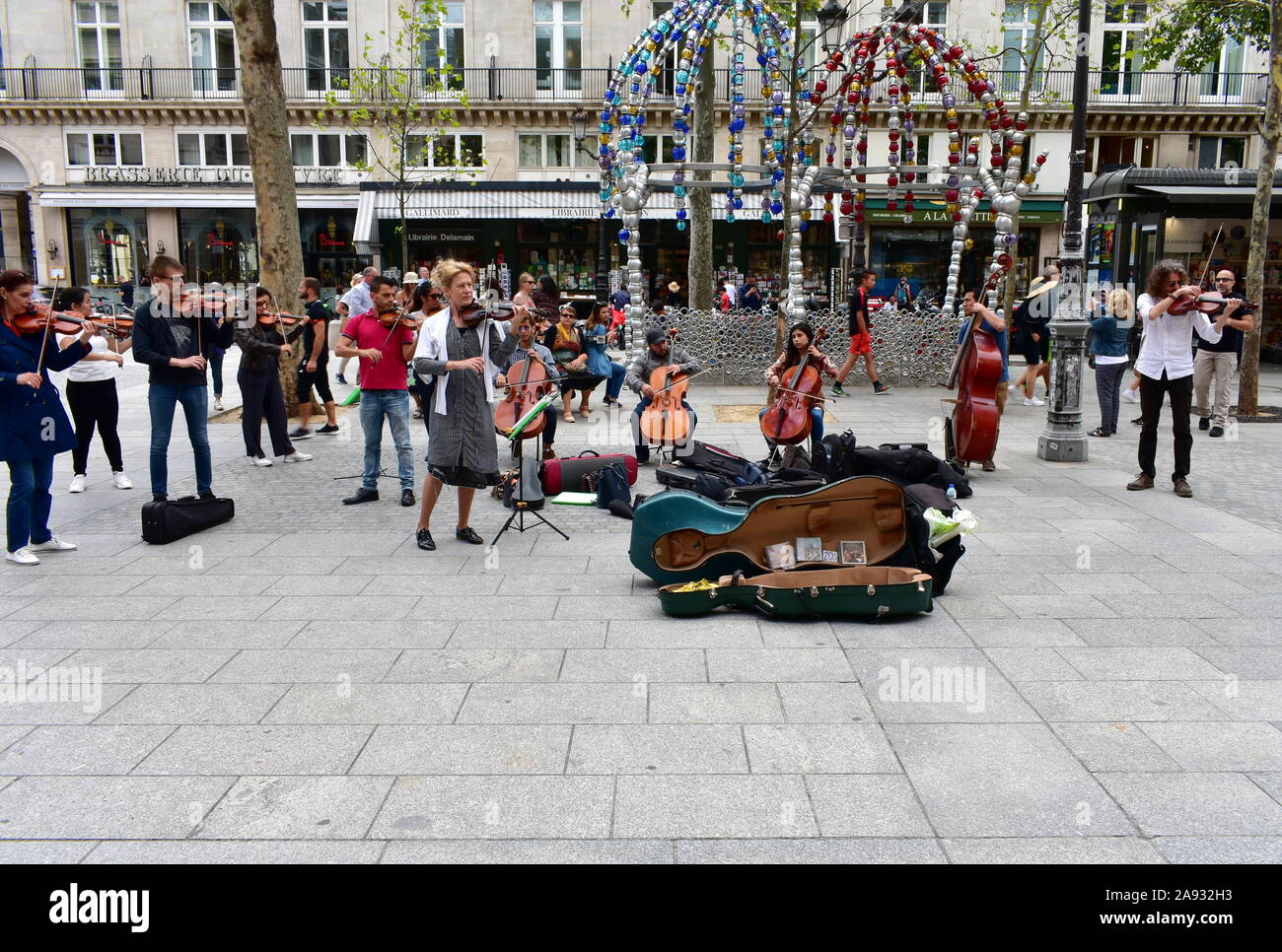 String orchestra Spielen auf der Straße in der Nähe der Louvre vor dem Palais Royal. Paris, Frankreich. August 16, 2019. Stockfoto