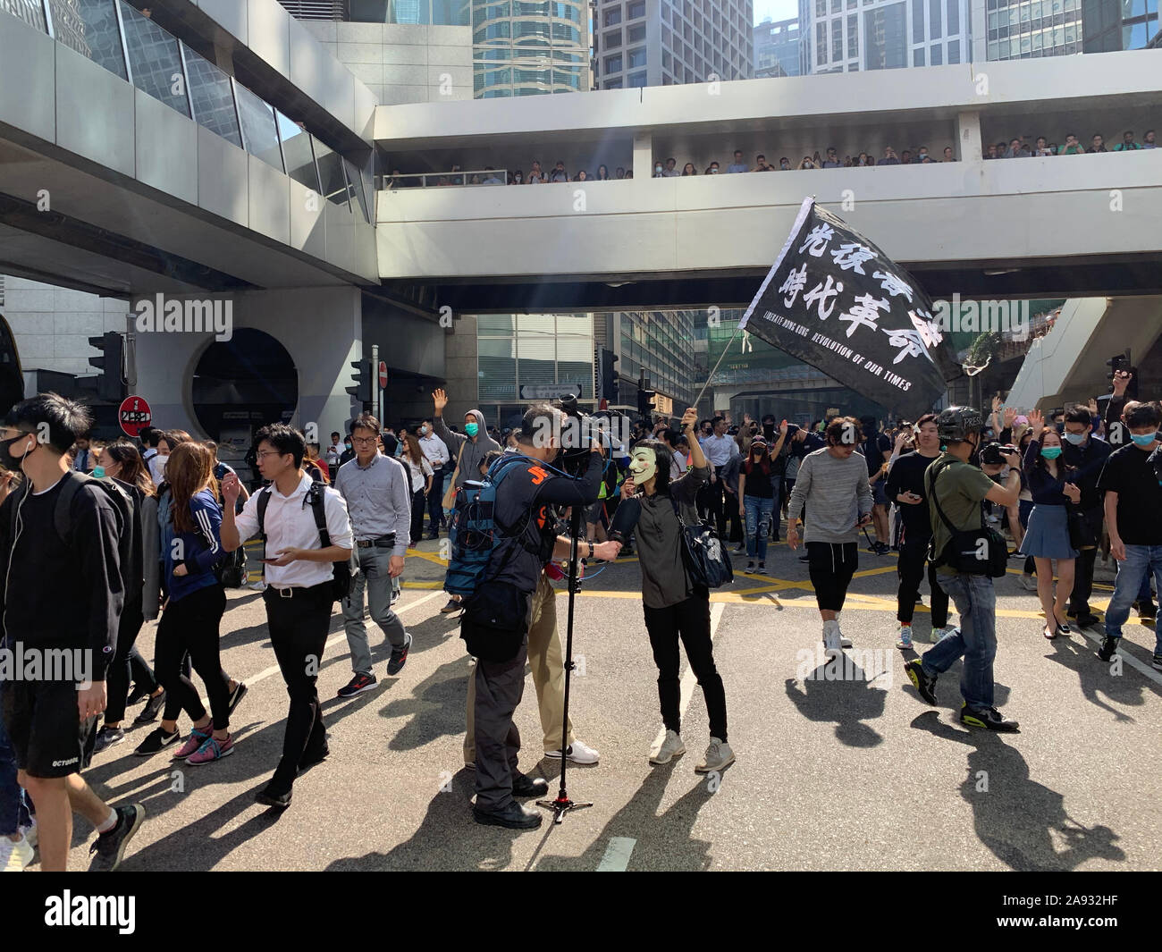 Zentrale/Hongkong - 11. November 2019: Der demonstrant halten Sie die Fahne' befreien, Hongkong, die Revolution unserer Zeit" im Zentrum. Nach der Maske Gesetz gestartet wurde, wird der Proteste ist nie zu Ende gehen. Stockfoto