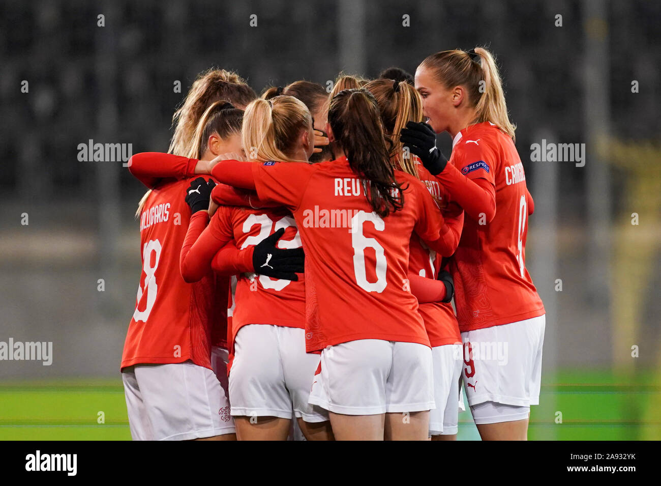 SCHAFFHAUSEN, SCHWEIZ - 12. NOVEMBER: Ramona Bachmann in der Schweiz und ihre Mannschaftskameraden ihr Ziel bei der näheren Bestimmung Fußballspiel der Europameisterschaft der Frauen zwischen der Schweiz und Rumänien zu Lipo Park feiern am 12. November 2019 in Schaffhausen, Schweiz (Foto von Daniela Porcelli/SPP) Stockfoto