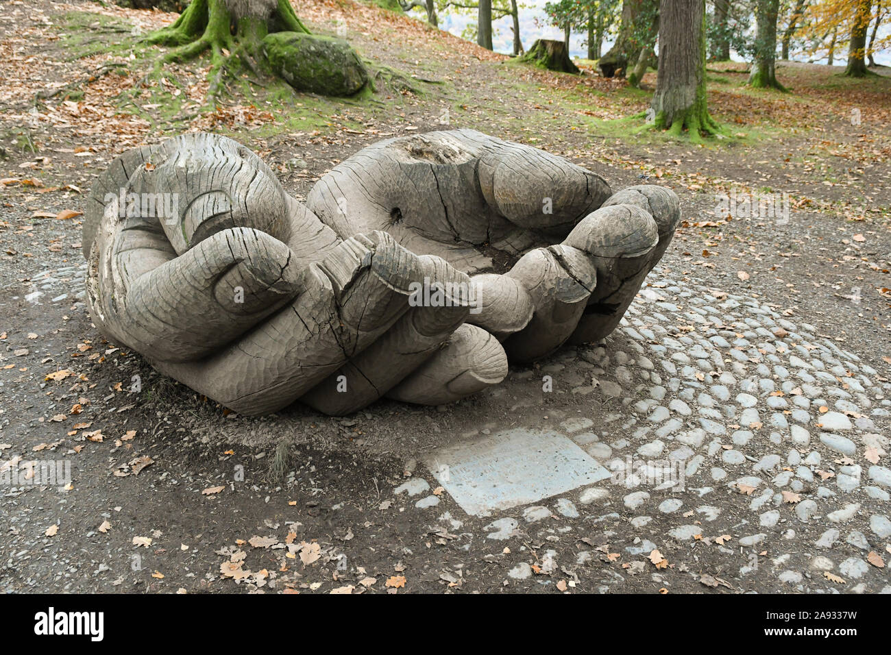 Hände Skulptur "ANVERTRAUEN" von John Merrill, Derwentwater, Lake District, Cumbria, England, Großbritannien Stockfoto