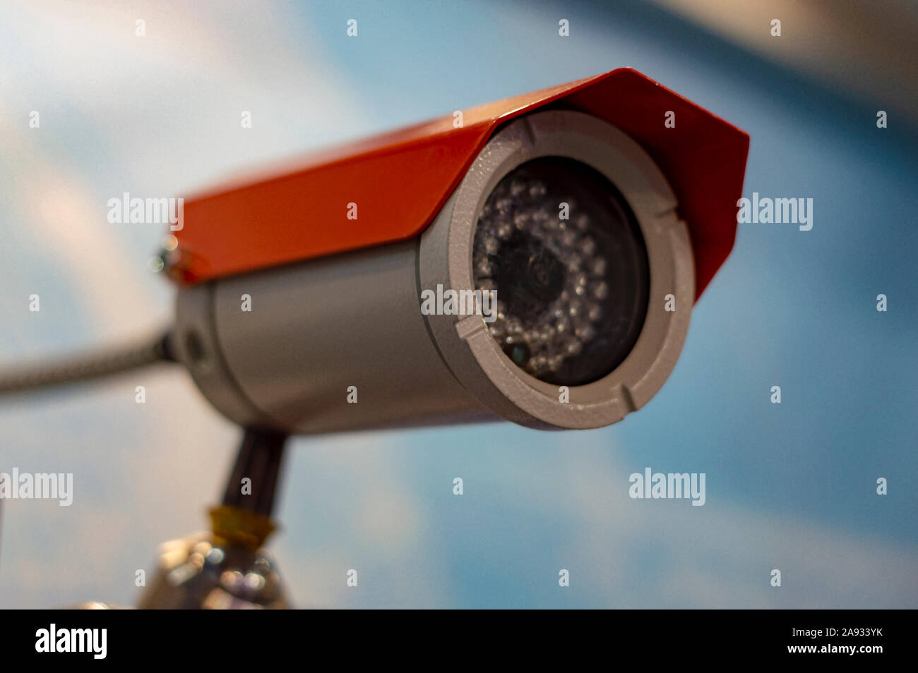 CCTV-Kamera auf blauem Hintergrund. Selektive konzentrieren. Von der Seite. Stockfoto