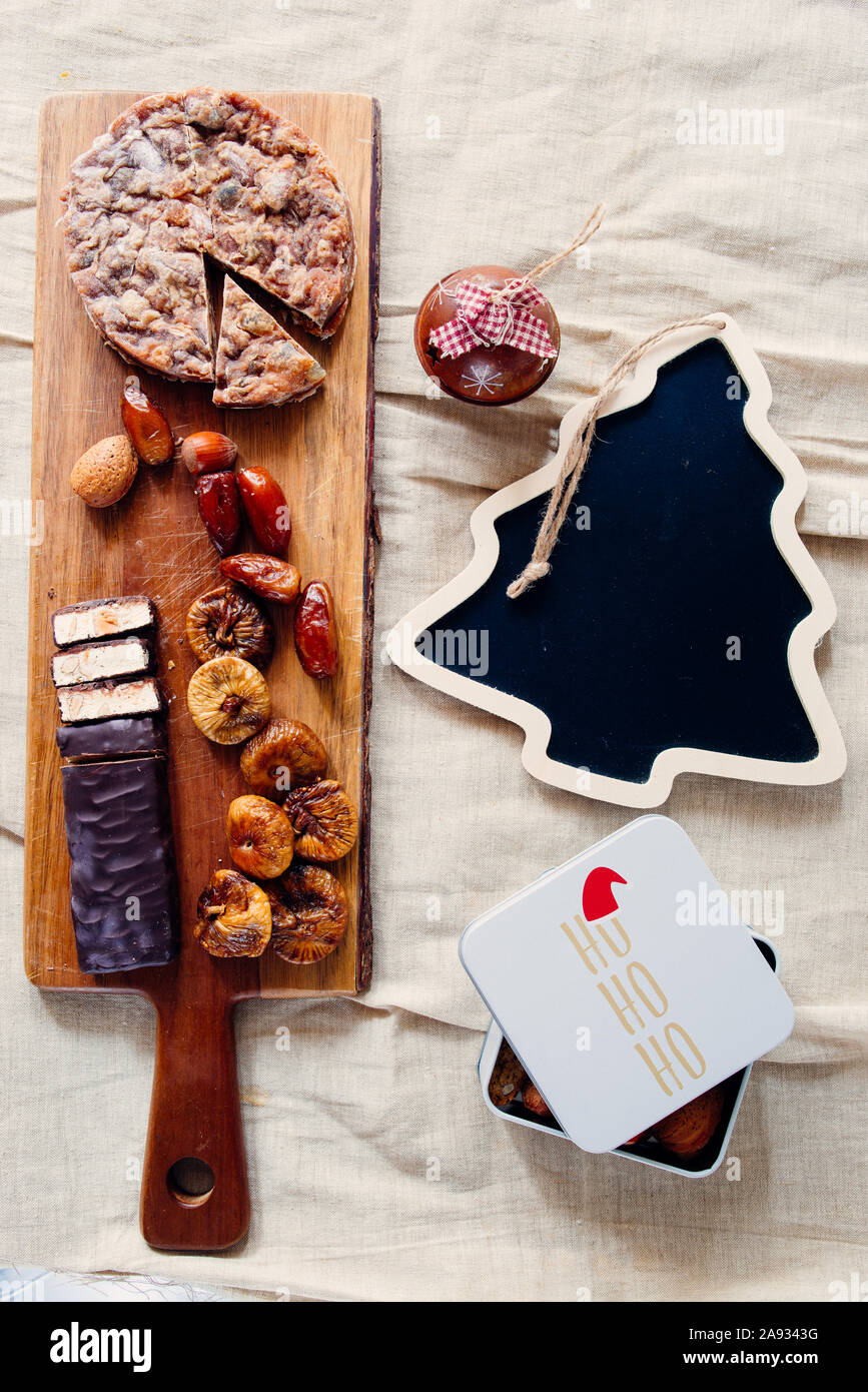 Weihnachten getrocknet Dessert auf einem cutboard, typische italienische Sweeties am Ende der Christmas Dinner angeboten, Nougat, Trockenfrüchte, panforte und Termine, oben vi. Stockfoto