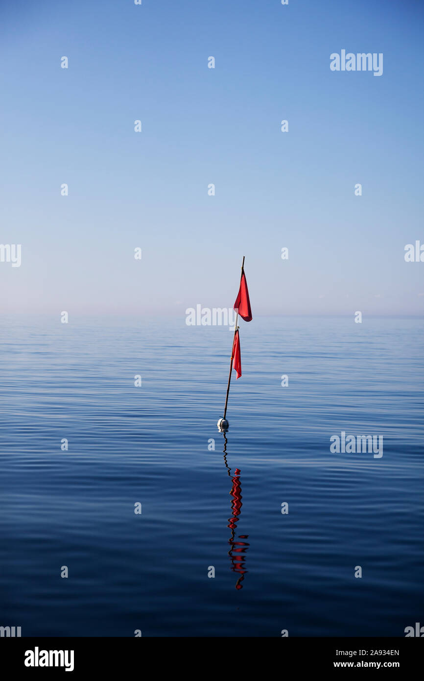 Boje mit Red Flag Stockfoto