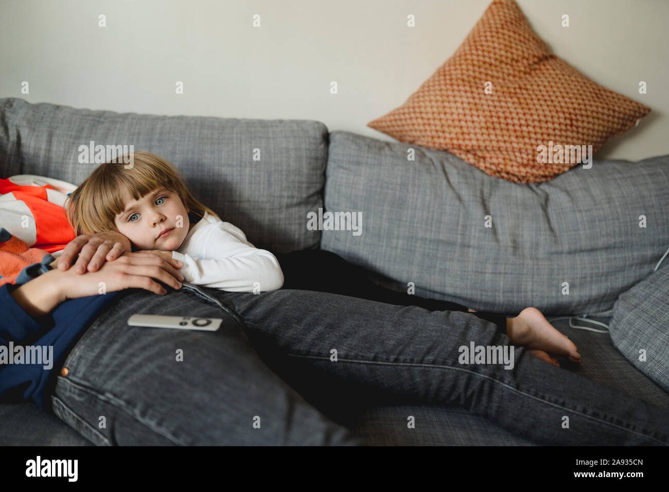 Mädchen auf sofa Stockfoto