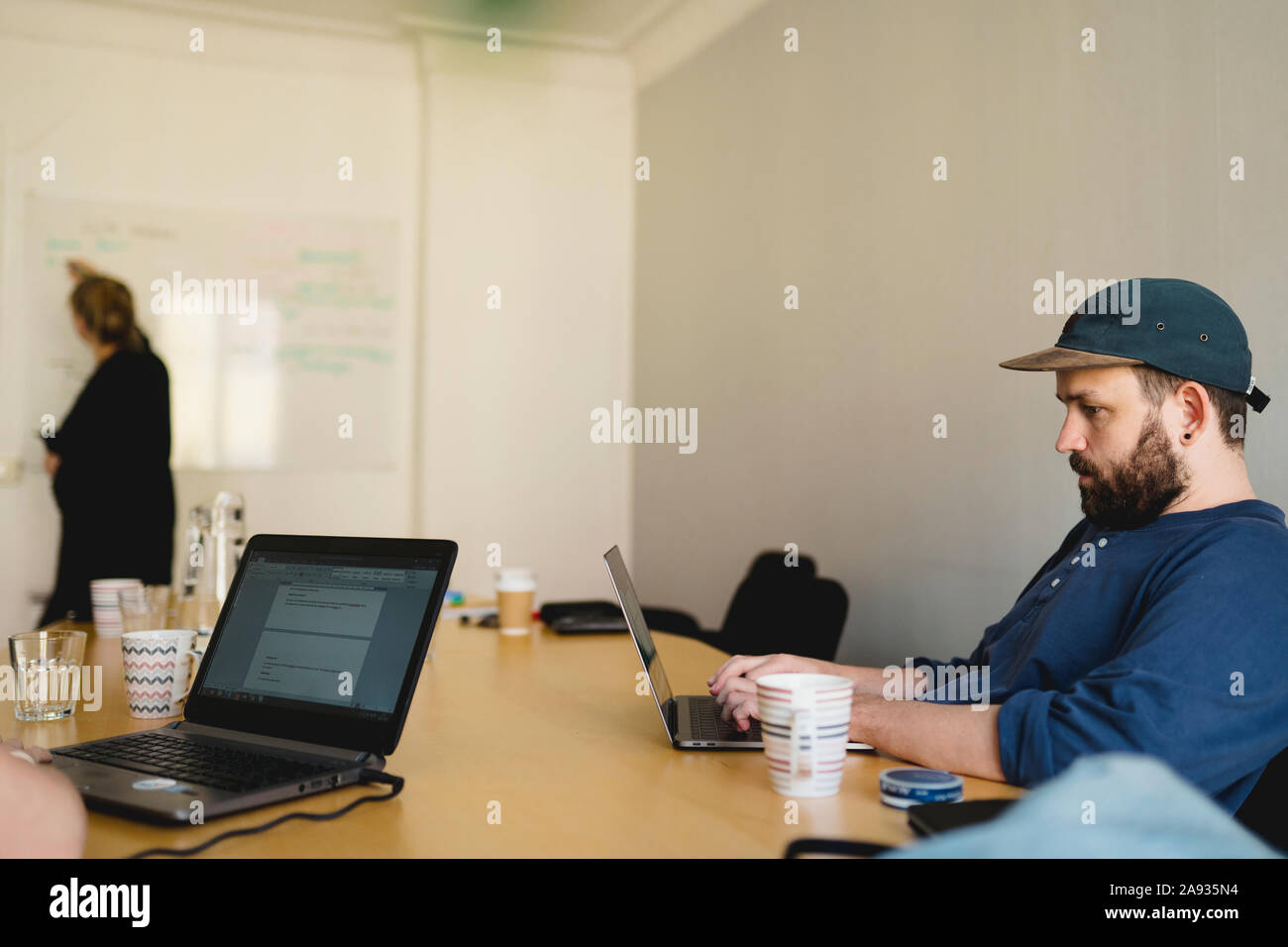 Mann mit Laptop im Konferenzraum Stockfoto