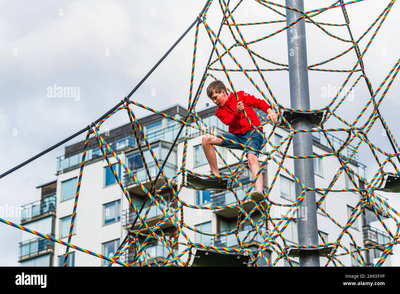 Boy am Klettergerüst Stockfoto