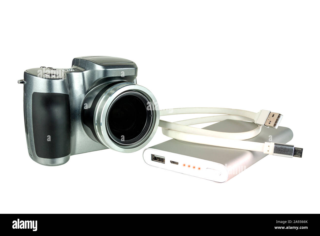 Power Bank mit einem Draht und eine Kamera auf einem weißen Hintergrund. Stockfoto