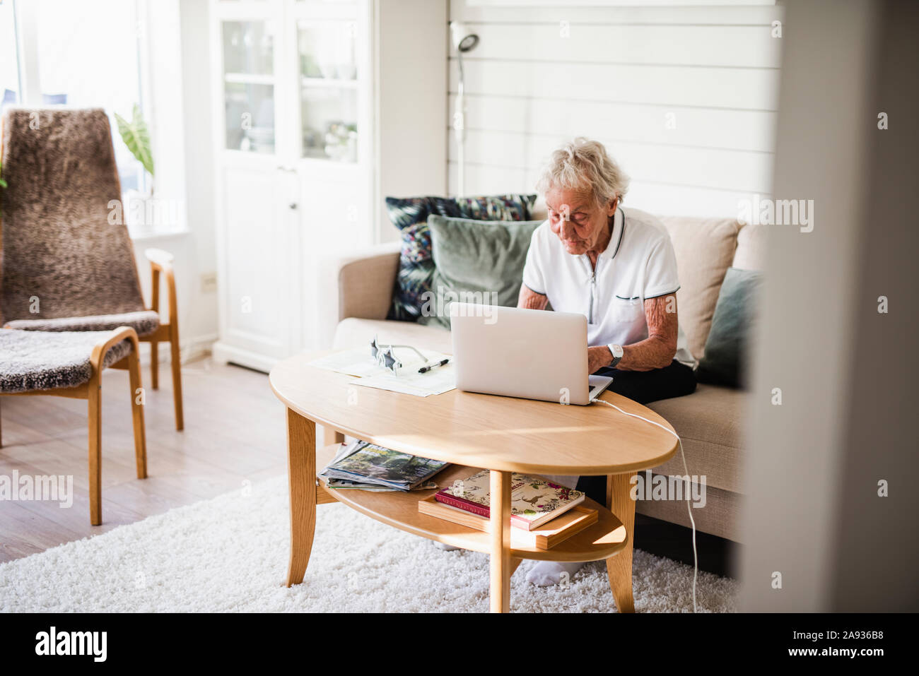 Frau mit laptop Stockfoto