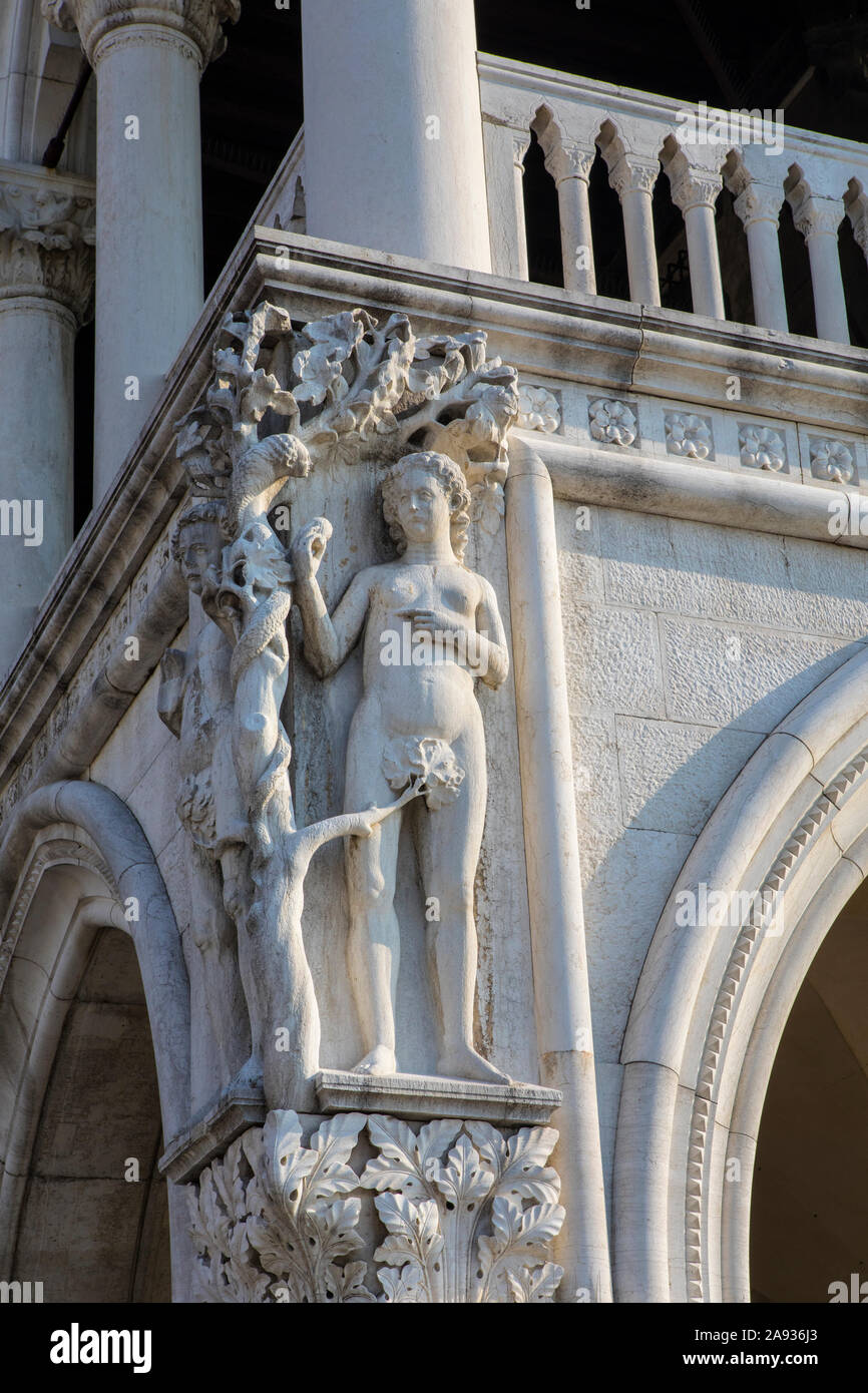 Ein Stein schnitzen von biblischen Charakter Eve auf der Fassade des Palazzo Ducale, oder Dogen Palast, in der Altstadt von Venedig in Italien. Stockfoto