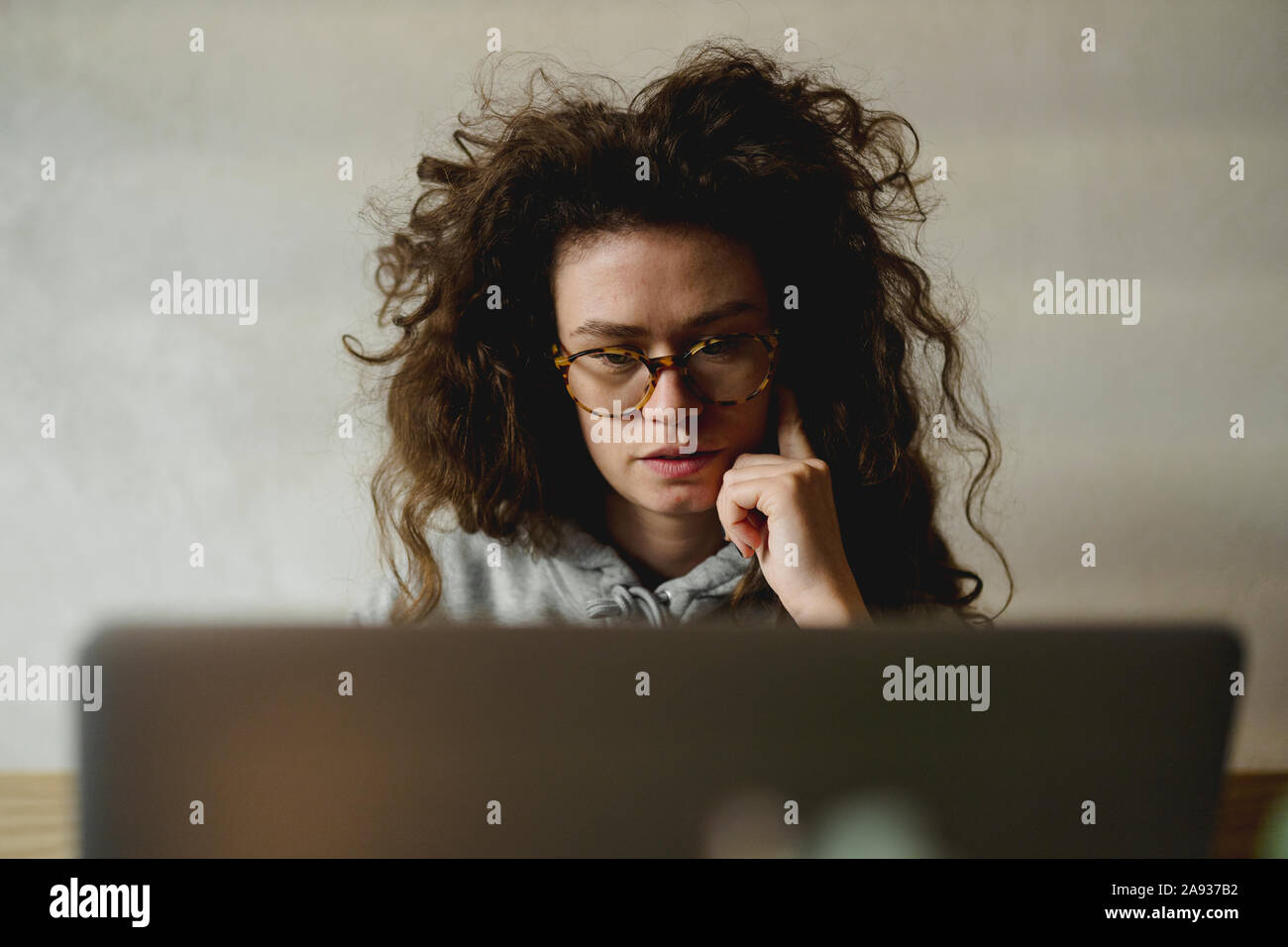 Frau mit laptop Stockfoto