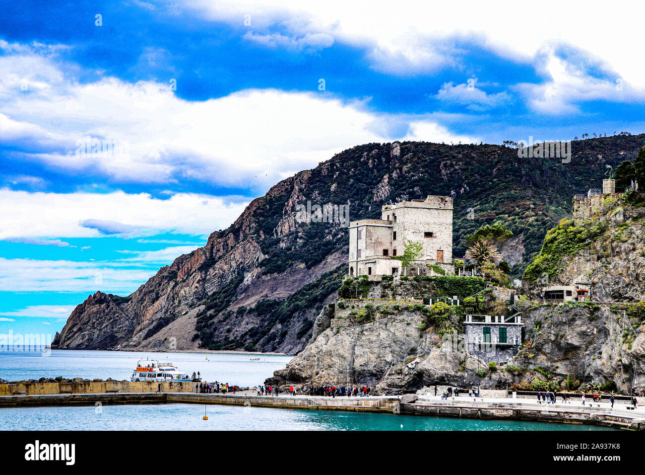 Die Erkundung der rippenbögen Dorf Riomaggiore, einem kleinen Dorf in der Region Ligurien in Italien bekannt als Cinque Terra Stockfoto