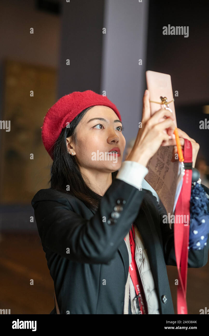 Frau mit Handy fotografiert Stockfoto