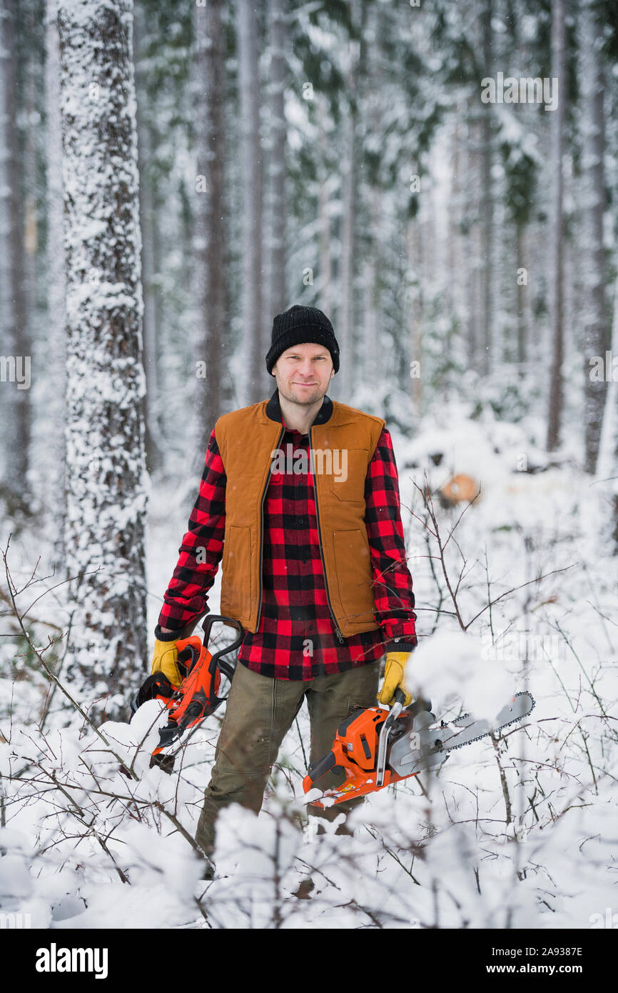 Holzfäller im Wald Stockfoto