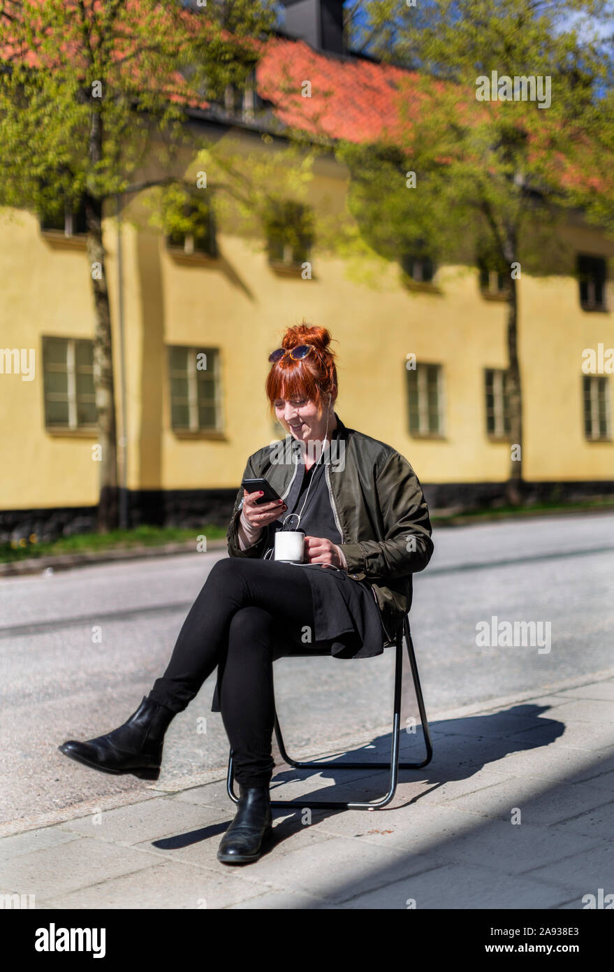 Frau mit Telefon im Freien Stockfoto