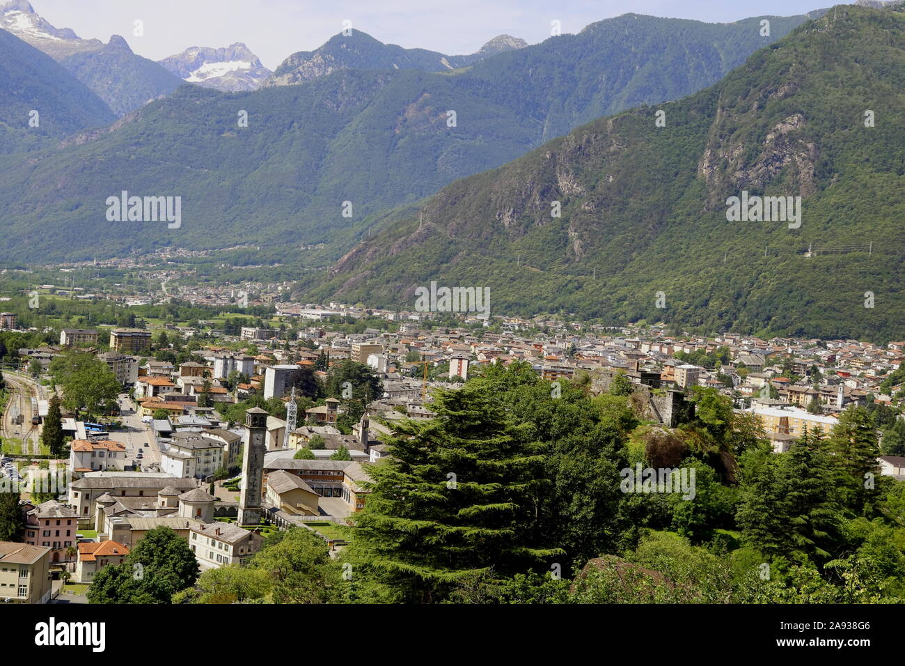 Blick vom Botanischen Garten Paradiso in Chiavenna, dem Zentrum des Valchiavenna. Stockfoto