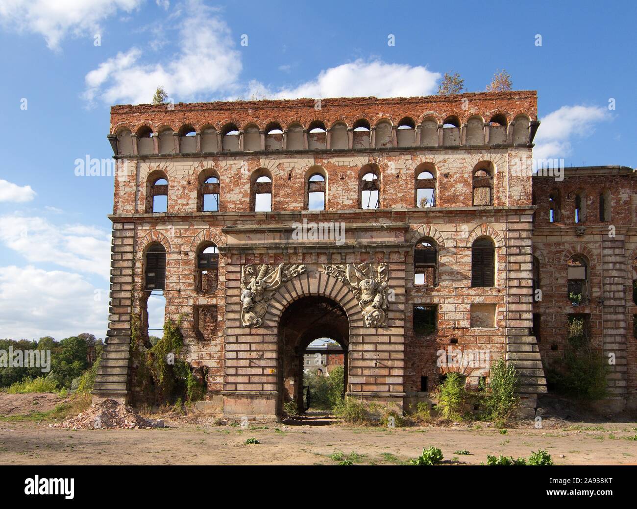 Getreidespeicher Ruinen in Polen, altes großes rotes Backsteingebäude, Stockfoto