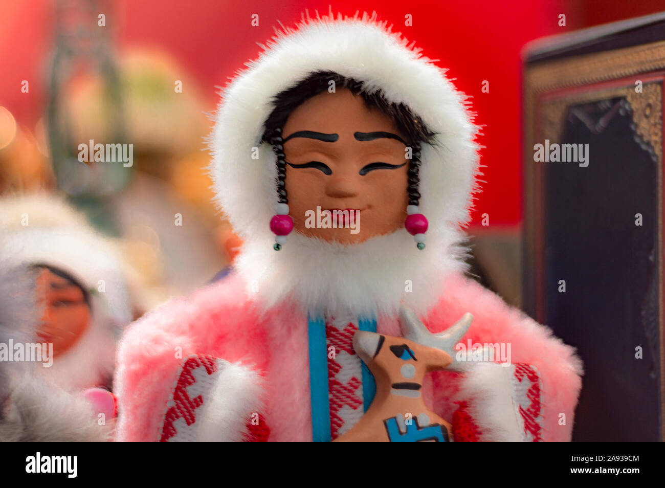 Figur eines Mädchens - die Wurzel Menschen der westlichen Sibirien, Chanten. Vorderansicht. Surgut, Russland - 12 September 2019 Stockfoto