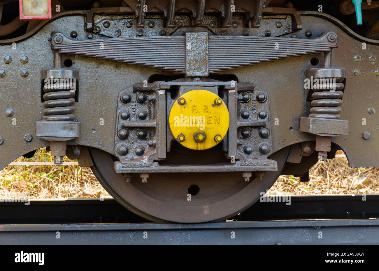 Federabdeckung des gelben BR British Timken-Achskastens an einer Diesellokomotive. VEREINIGTES KÖNIGREICH Stockfoto