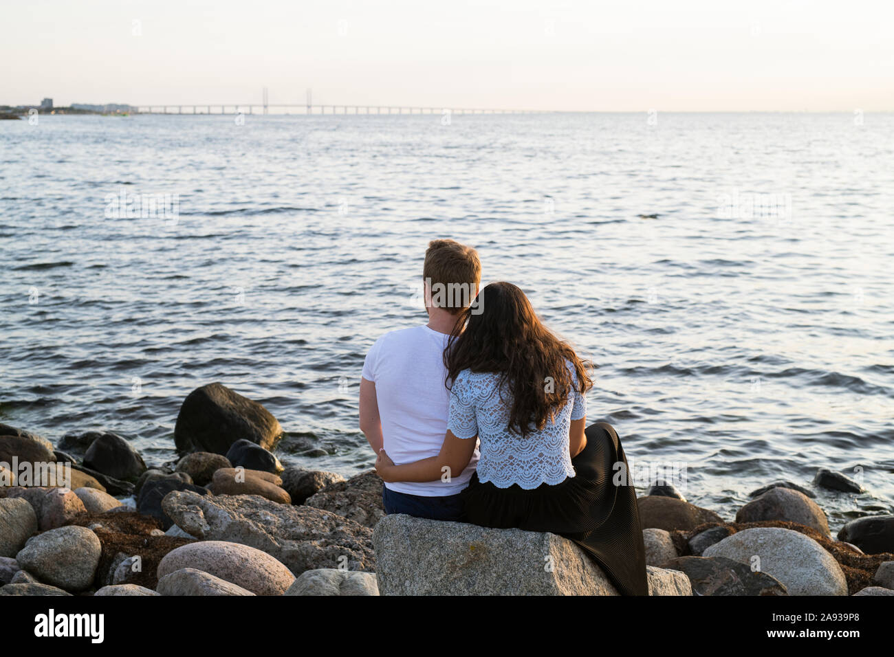 Junges Paar auf der Suche auf See Stockfoto