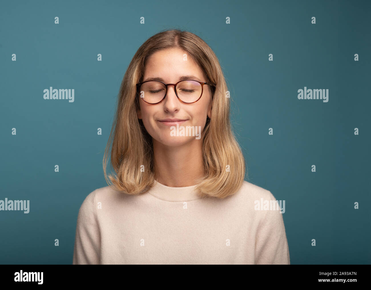 Porträt Frau mit Brille Stockfoto