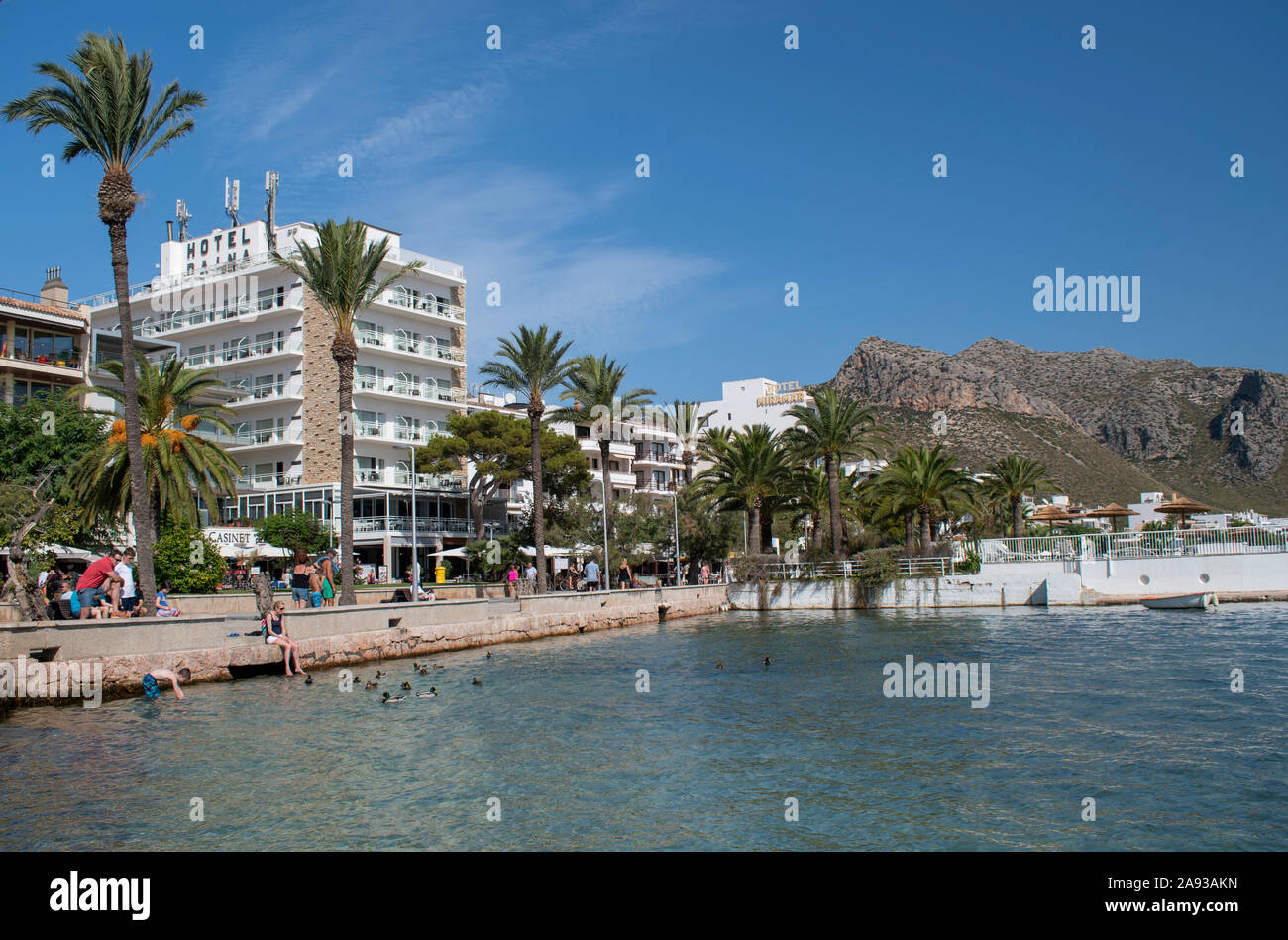Port de Pollenca, Mallorca, Spanien, 14. Oktober 2019, Blick von der Mole mit Blick auf den schönen Ferienort Port de Pollenca Stockfoto