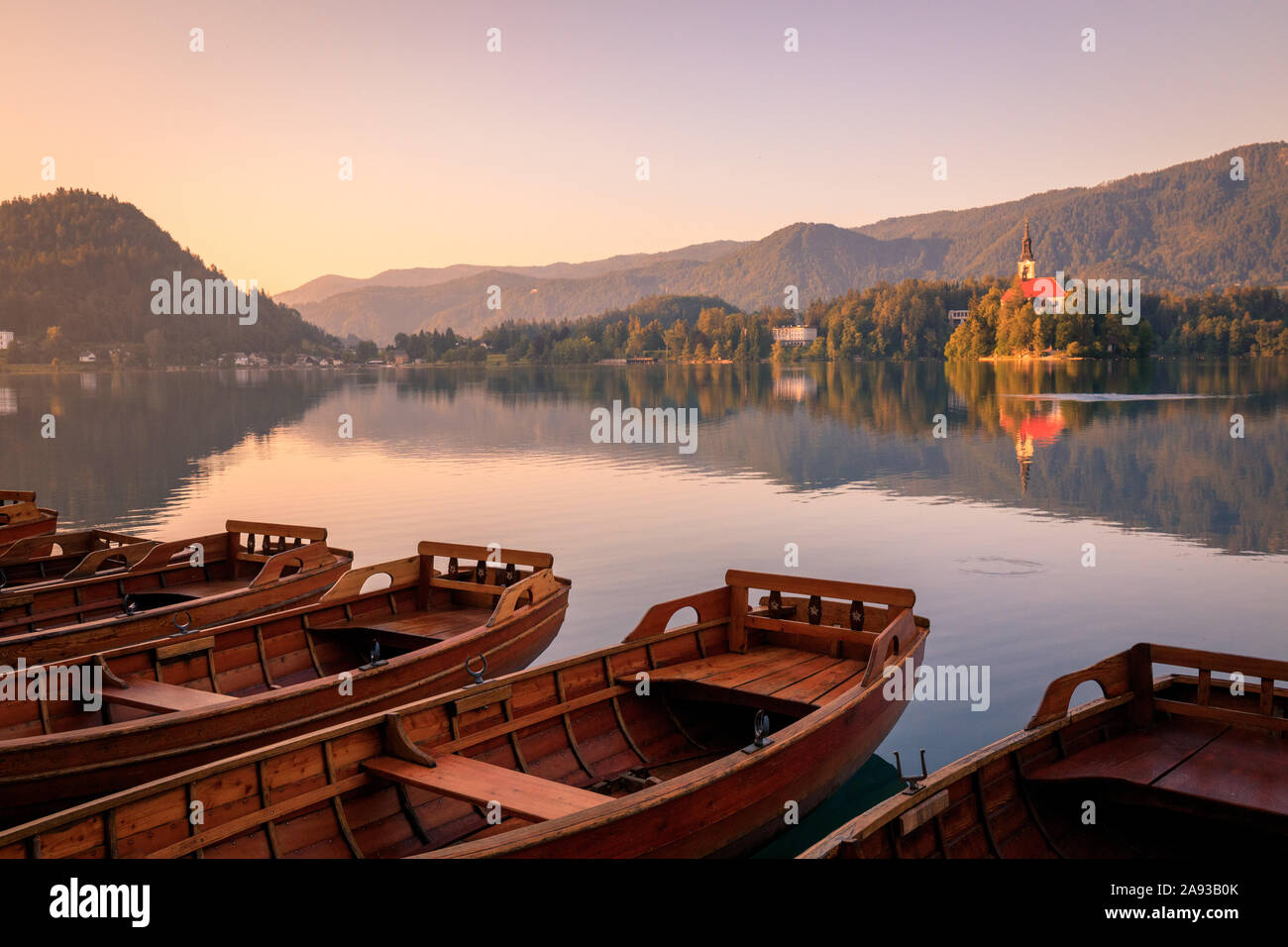 See mit Booten im Herbst Hintergrund Bled. Der See von Bled ist bekannt und beliebten europäischen Reiseziel. Stockfoto