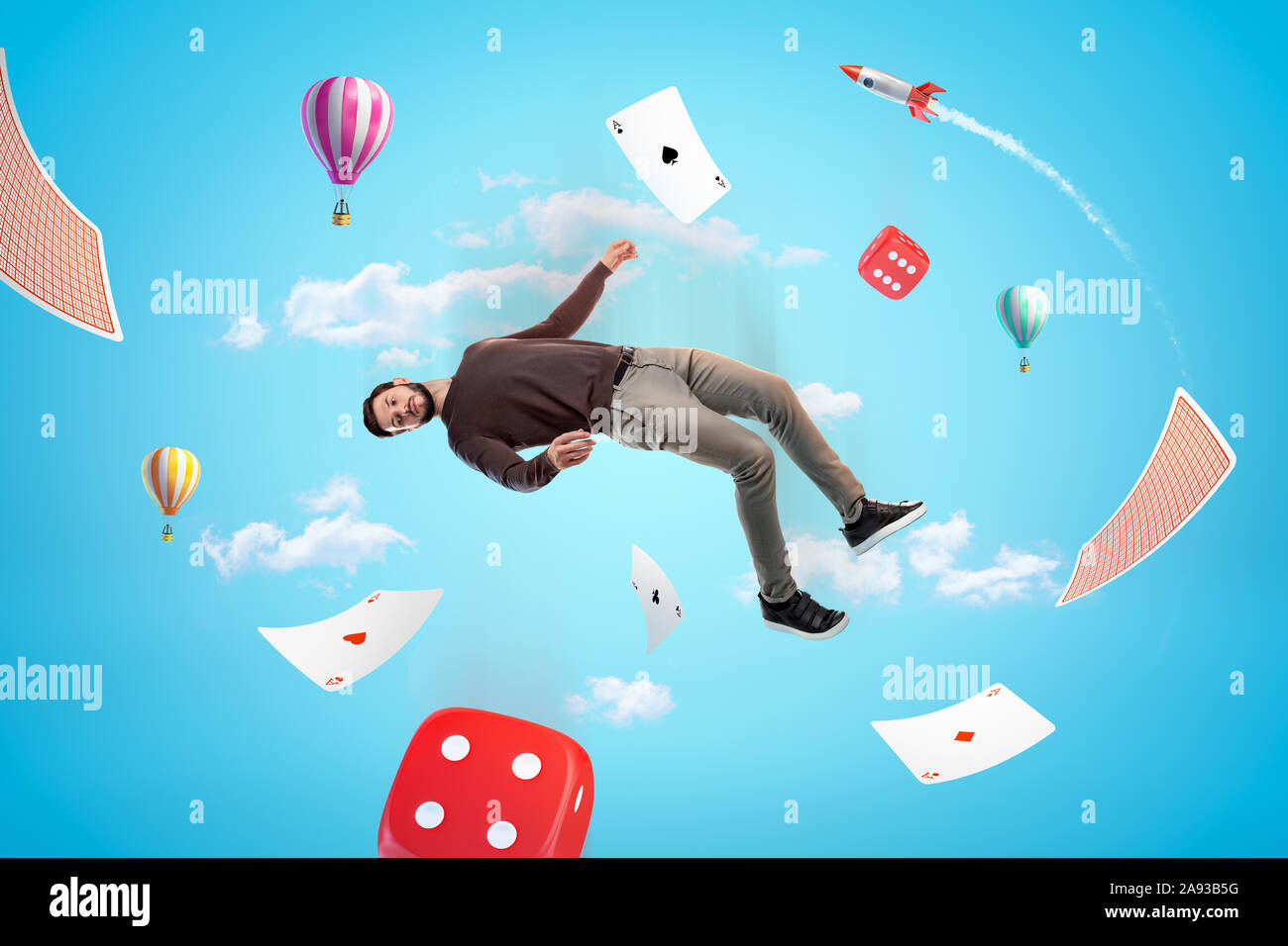 Mann in Freizeitkleidung mit Red Casino Würfel, Karten spielen, Heißluftballons und silber rot Platz Rakete in der Luft auf blauem Hintergrund Stockfoto
