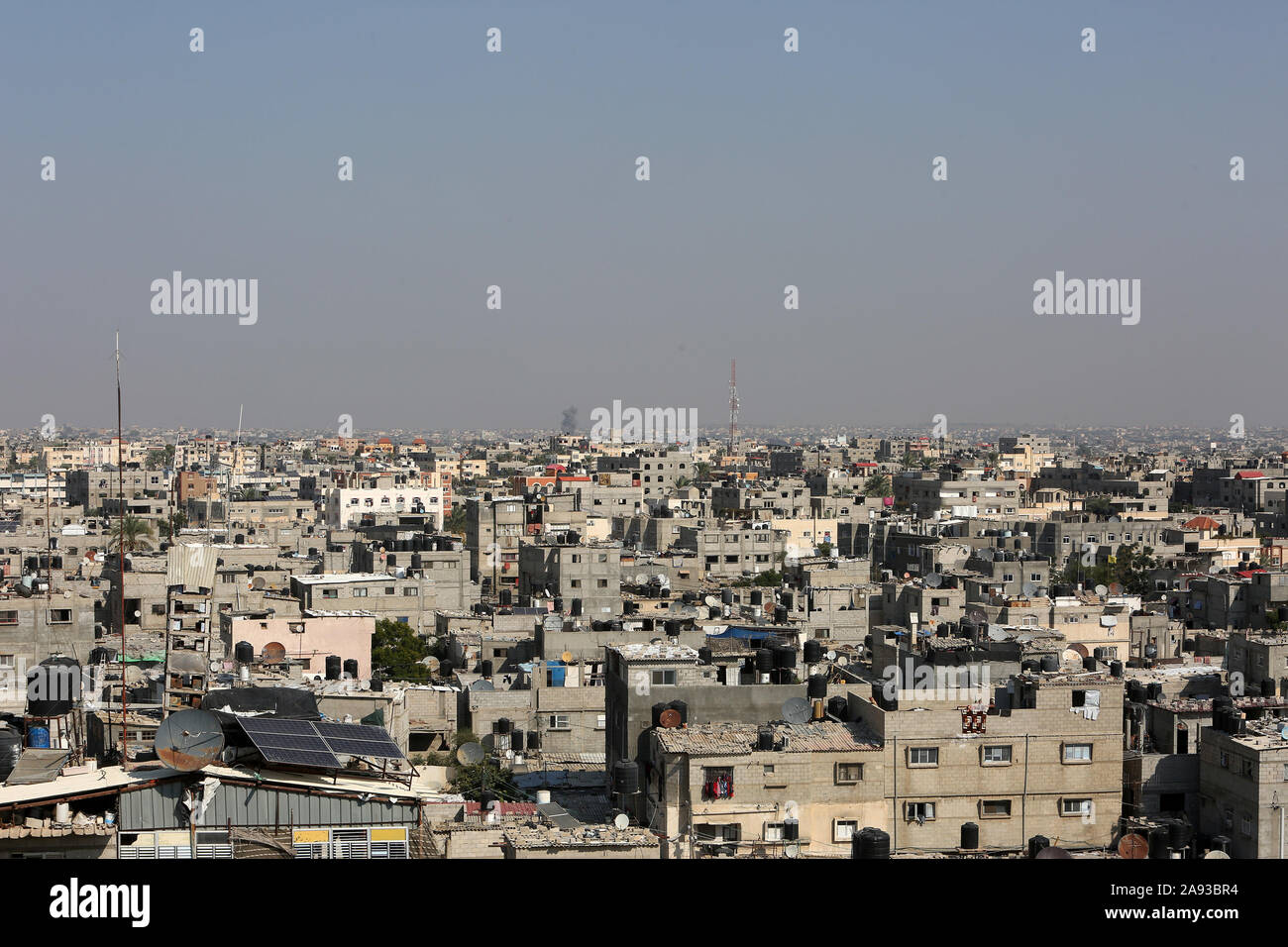 Rauch steigt nach einem israelischen Luftangriff in Rafah im südlichen Gazastreifen Am 12. November 2019. Foto von Abed Rahim Khatib/Alamy Stockfoto