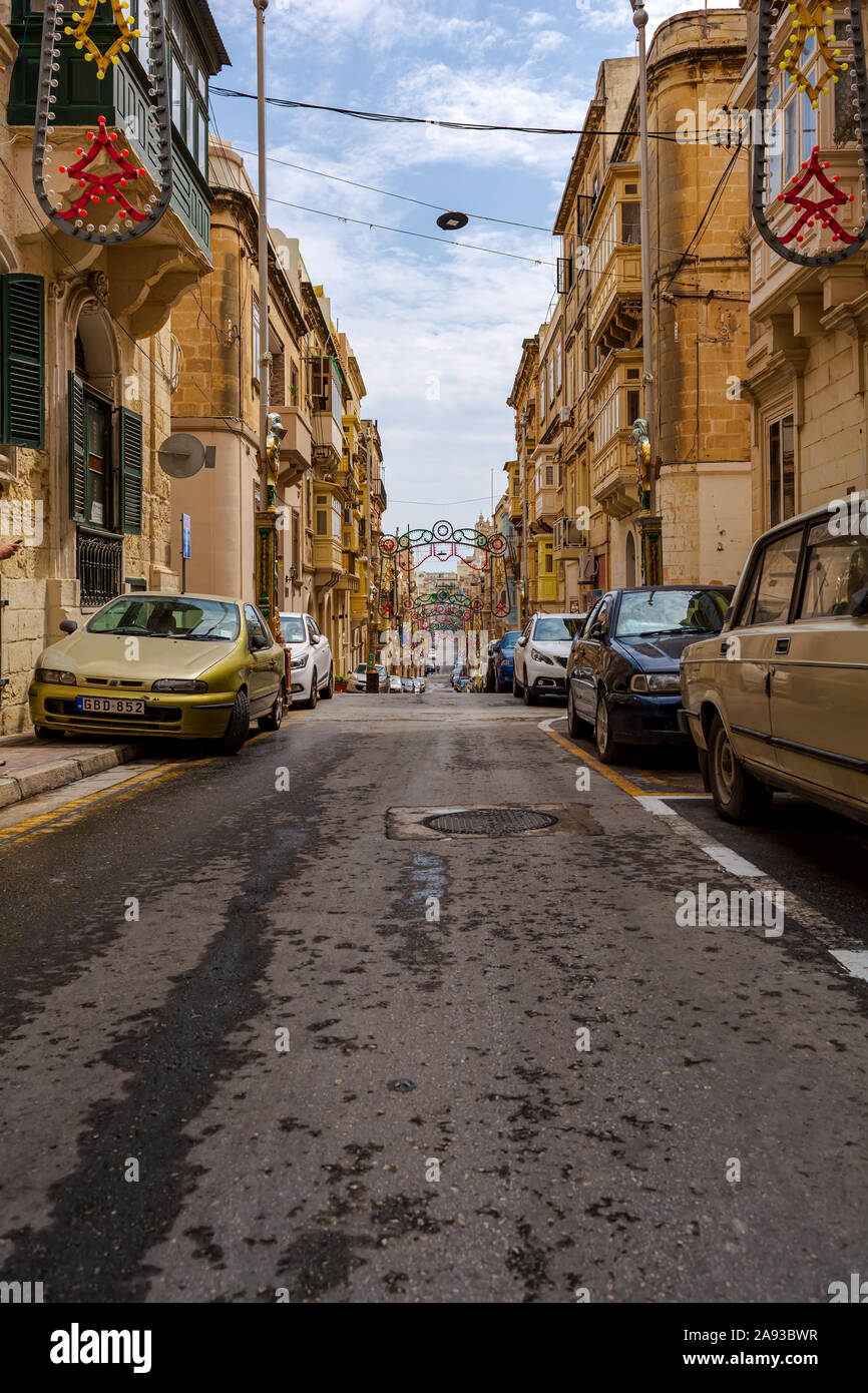 Straße in Senglea mit Girlanden für Dorf fest eingerichtet Stockfoto