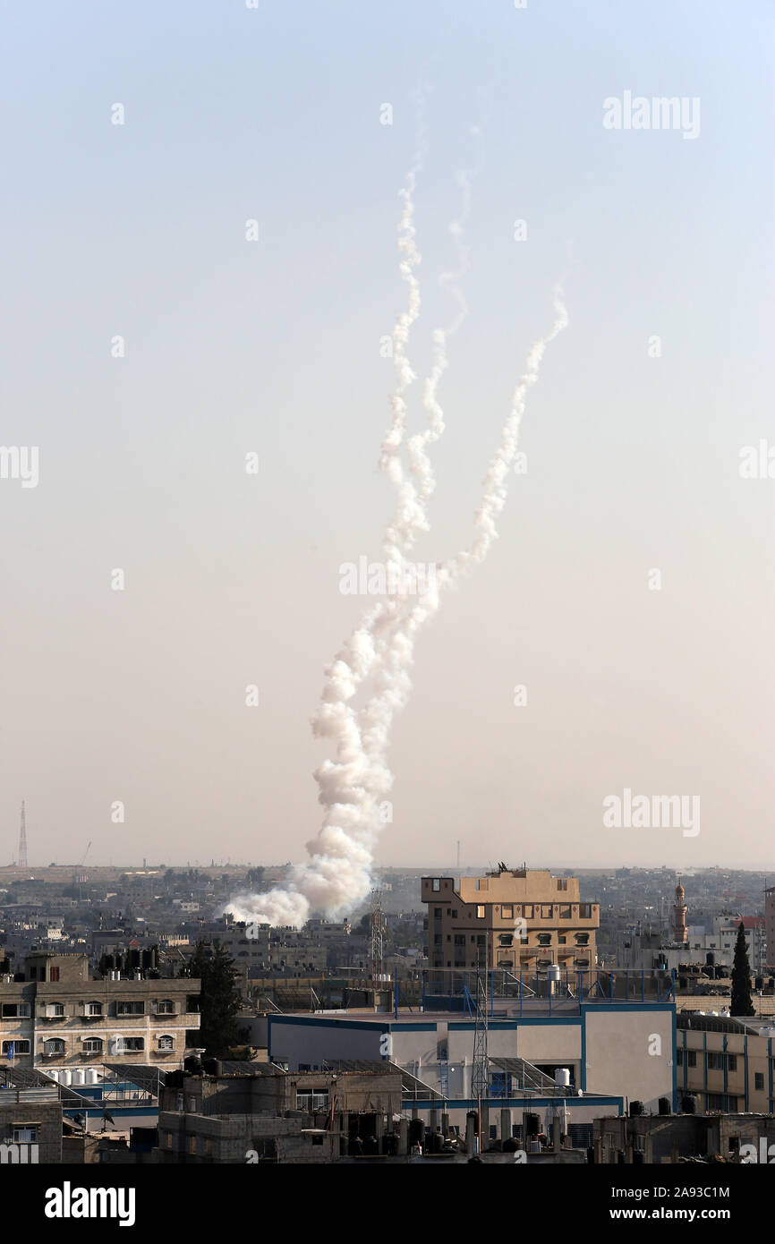 Rauch steigt nach Raketen aus dem Gazastreifen auf Israel abgefeuert, am 12. November 2019. Foto von Abed Rahim Khatib Stockfoto