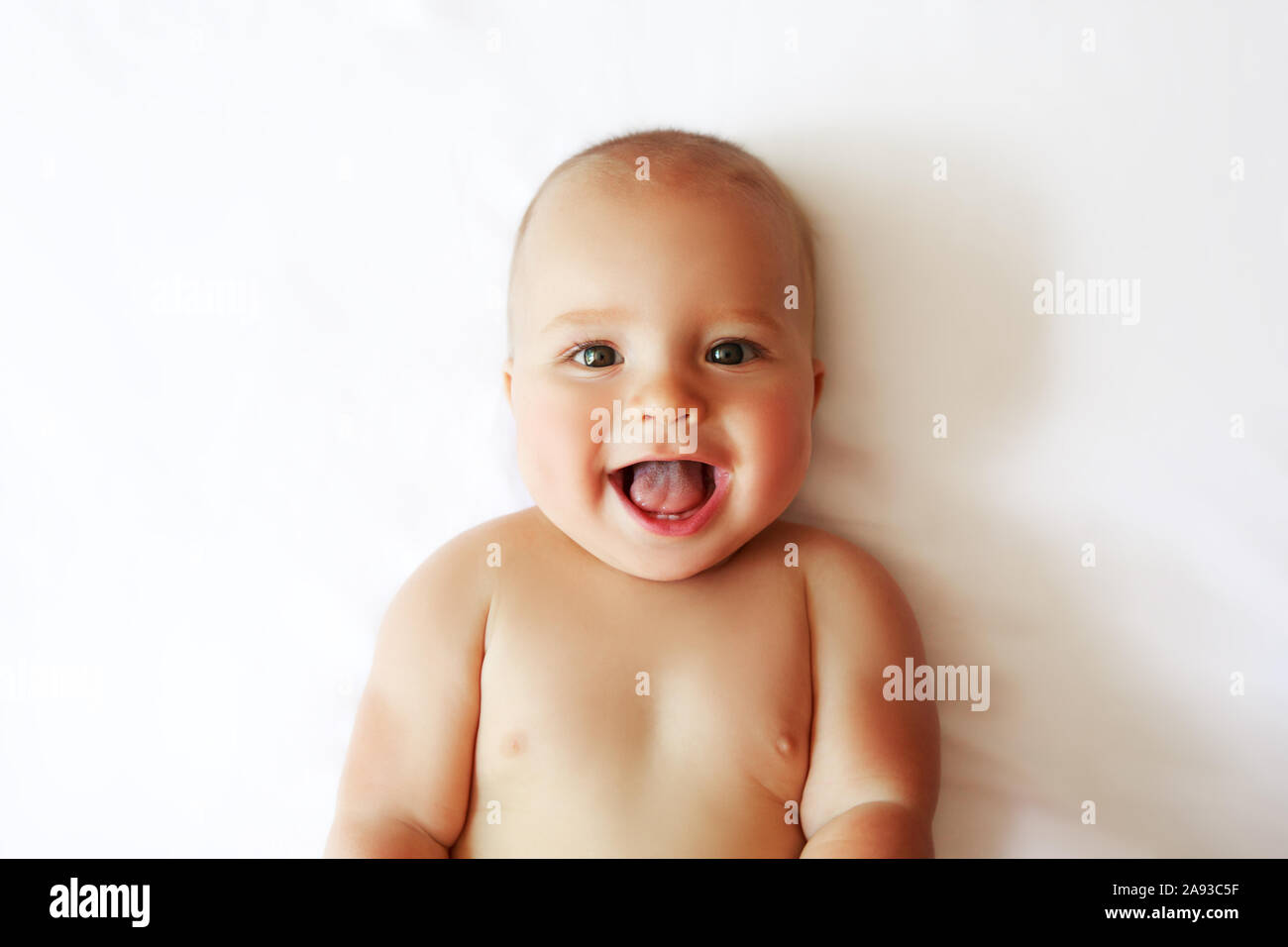 Porträt einer wunderschönen 6 Monate Baby lächelnd, auf weißem Hintergrund. Stockfoto