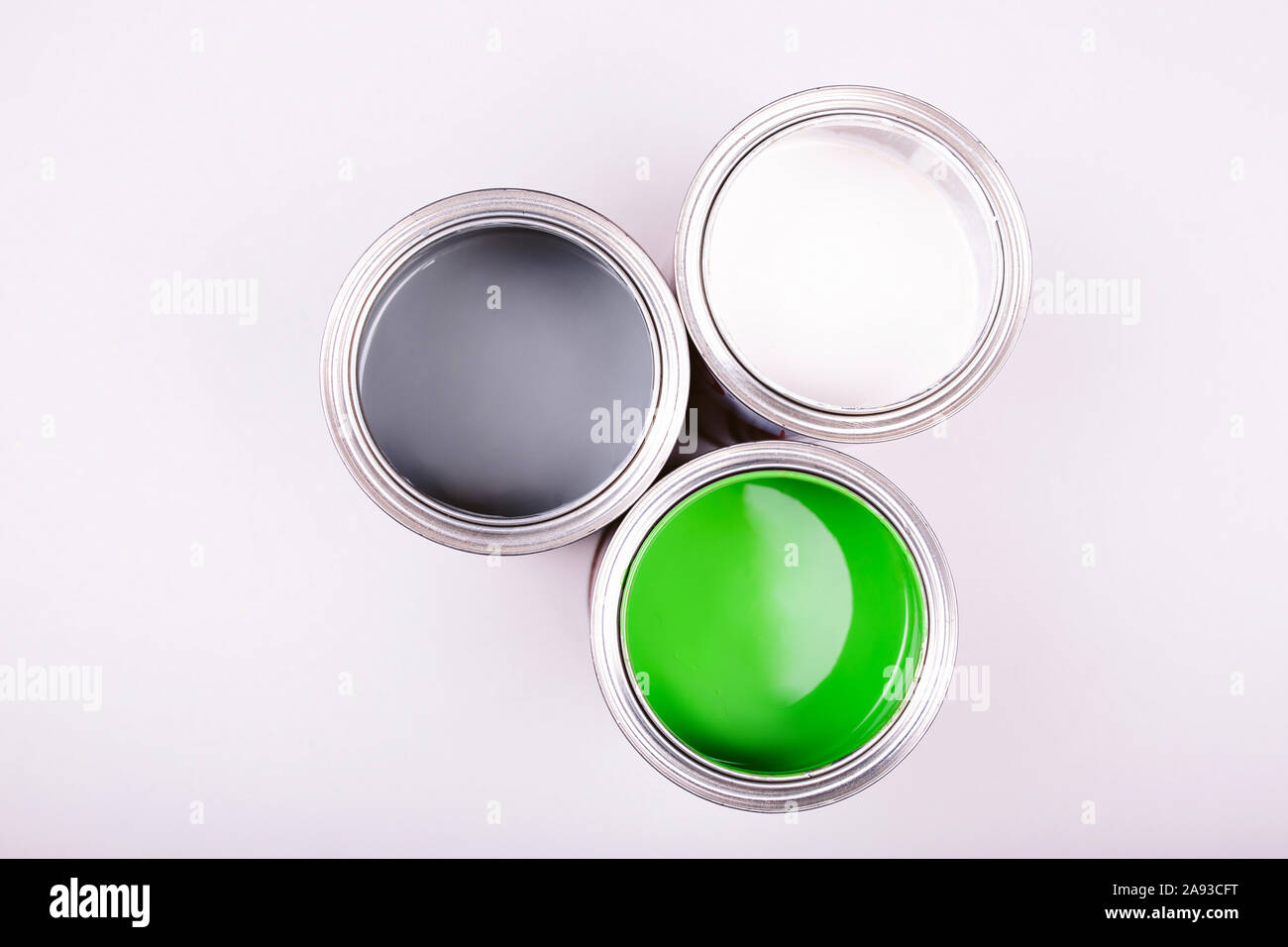 Farbe brushe ans einem Dosen mit Grün Weiß und Grau Farbe gefüllt Stockfoto