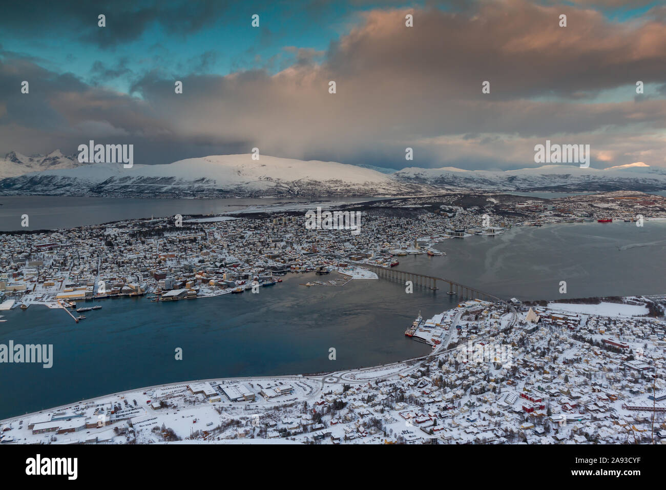 Tromsö in Nordnorwegen von Seilbahn Fjellheisen im Winter gesehen Stockfoto
