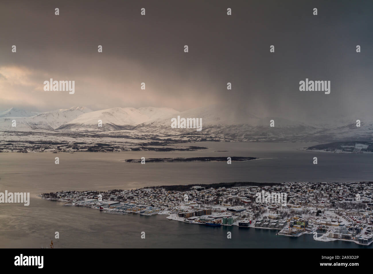 Tromsö in Nordnorwegen von Seilbahn Fjellheisen im Winter gesehen Stockfoto