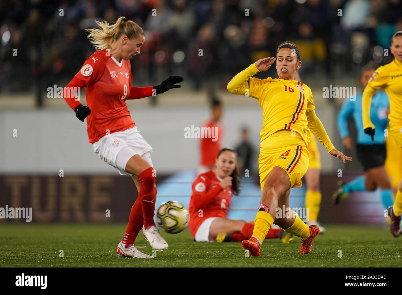 SCHAFFHAUSEN, SCHWEIZ - 12. NOVEMBER: Ana-Maria Crnogorcevic der Schweiz gegen Bianca Sandu aus Rumänien während Qualifier Fußballspiel der Europameisterschaft der Frauen zwischen der Schweiz und Rumänien zu Lipo Park am 12. November 2019 in Schaffhausen, Schweiz (Foto von Daniela Porcelli/SPP) Stockfoto
