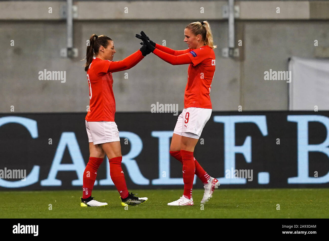 SCHAFFHAUSEN, SCHWEIZ - 12. NOVEMBER: Ramona Bachmann der Schweiz und Ana-Maria Crnogorcevic der Schweiz feiern ihren Hut - Trick bei der näheren Bestimmung Fußballspiel der Europameisterschaft der Frauen zwischen der Schweiz und Rumänien zu Lipo Park am 12. November 2019 in Schaffhausen, Schweiz (Foto von Daniela Porcelli/SPP) Stockfoto