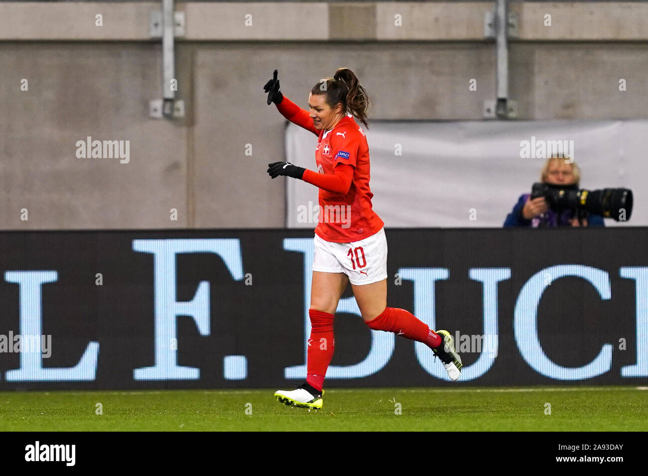 SCHAFFHAUSEN, SCHWEIZ - 12. NOVEMBER: Ramona Bachmann der Schweiz feiert ihren Hut - Trick bei der näheren Bestimmung Fußballspiel der Europameisterschaft der Frauen zwischen der Schweiz und Rumänien zu Lipo Park am 12. November 2019 in Schaffhausen, Schweiz (Foto von Daniela Porcelli/SPP) Stockfoto